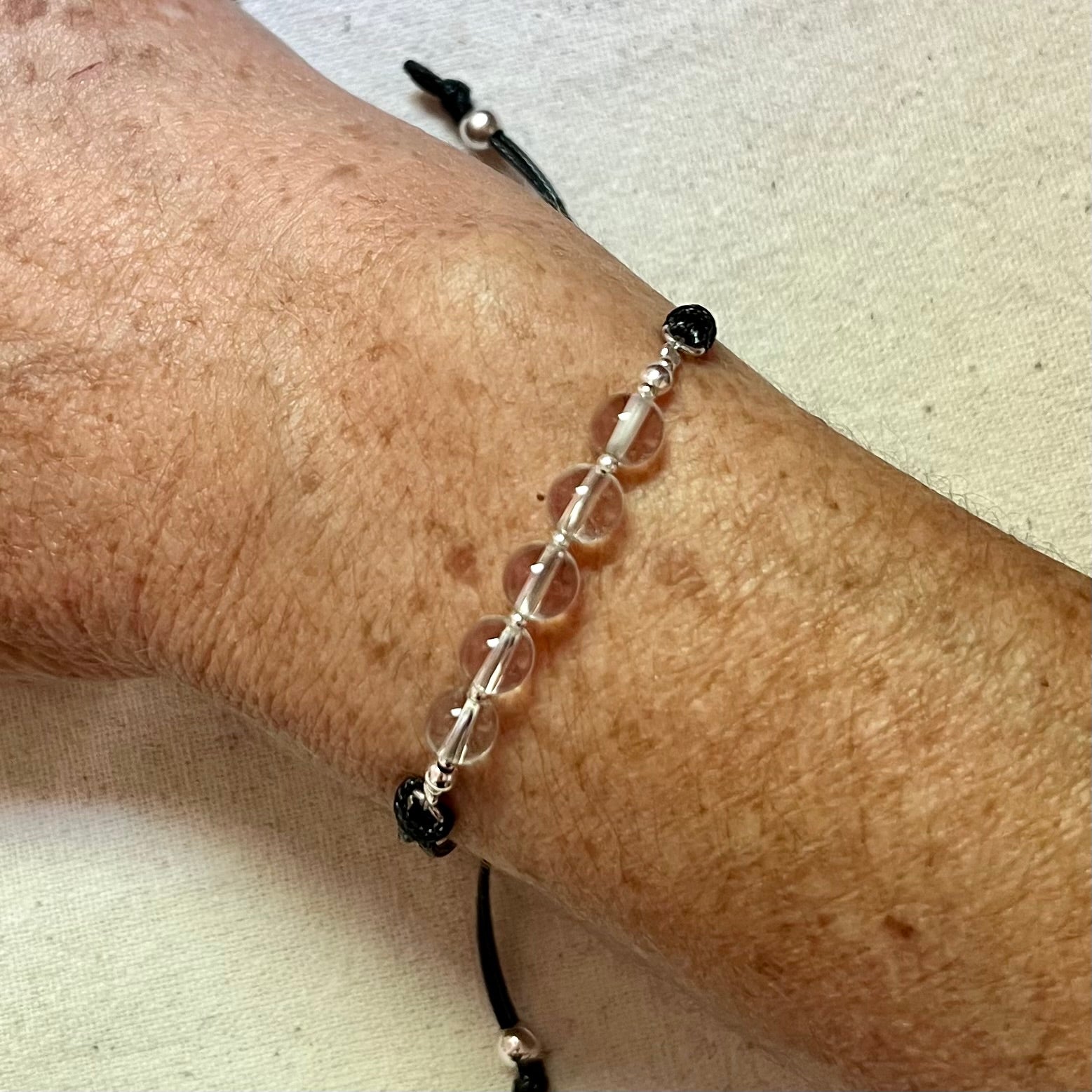 Vista de la pulsera en la muñeca