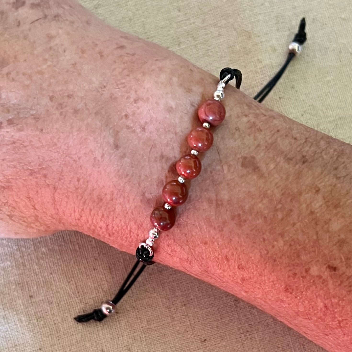 Vista de la pulsera en la muñeca