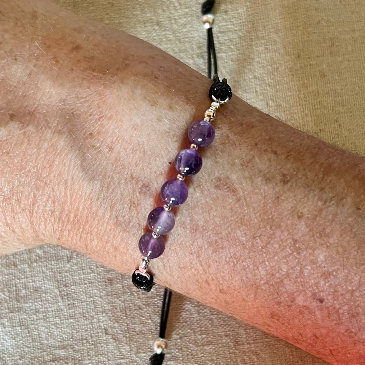 Vista de la pulsera en la muñeca