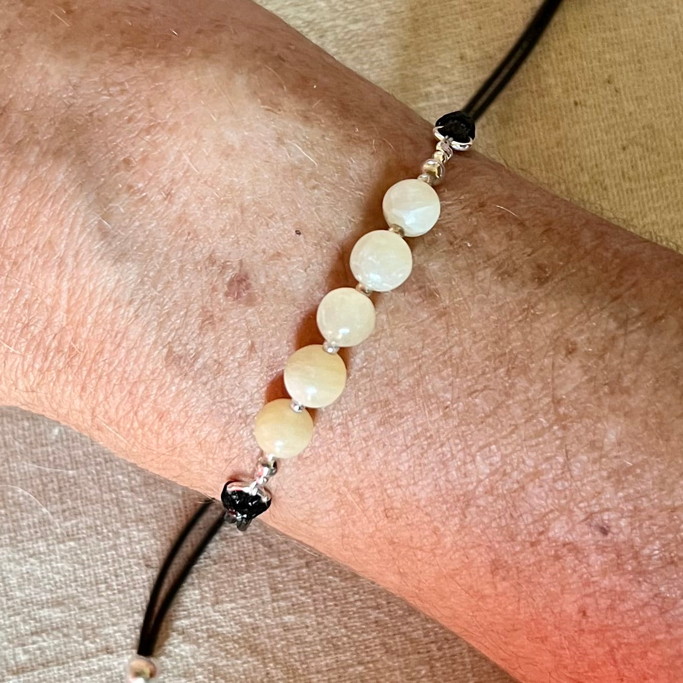 Vista de la pulsera en la muñeca