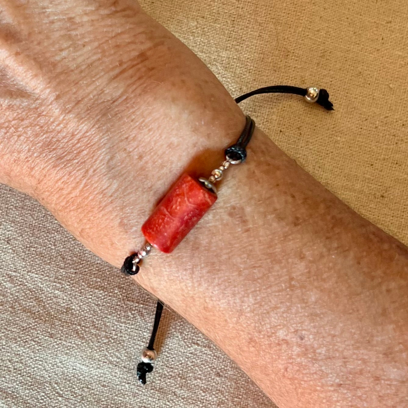 Vista de la pulsera en la muñeca