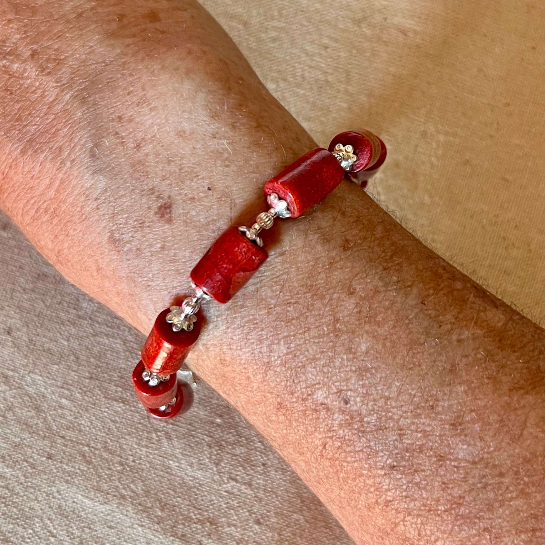 Vista de la pulsera en la muñeca