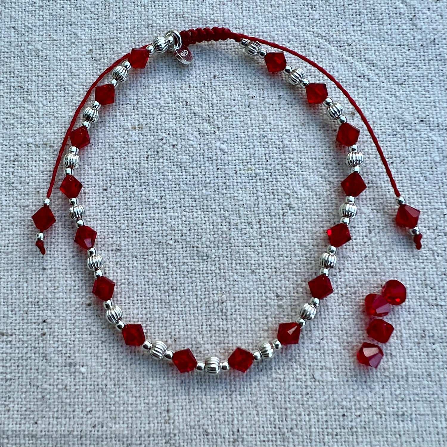 Pulsera roja con plata
