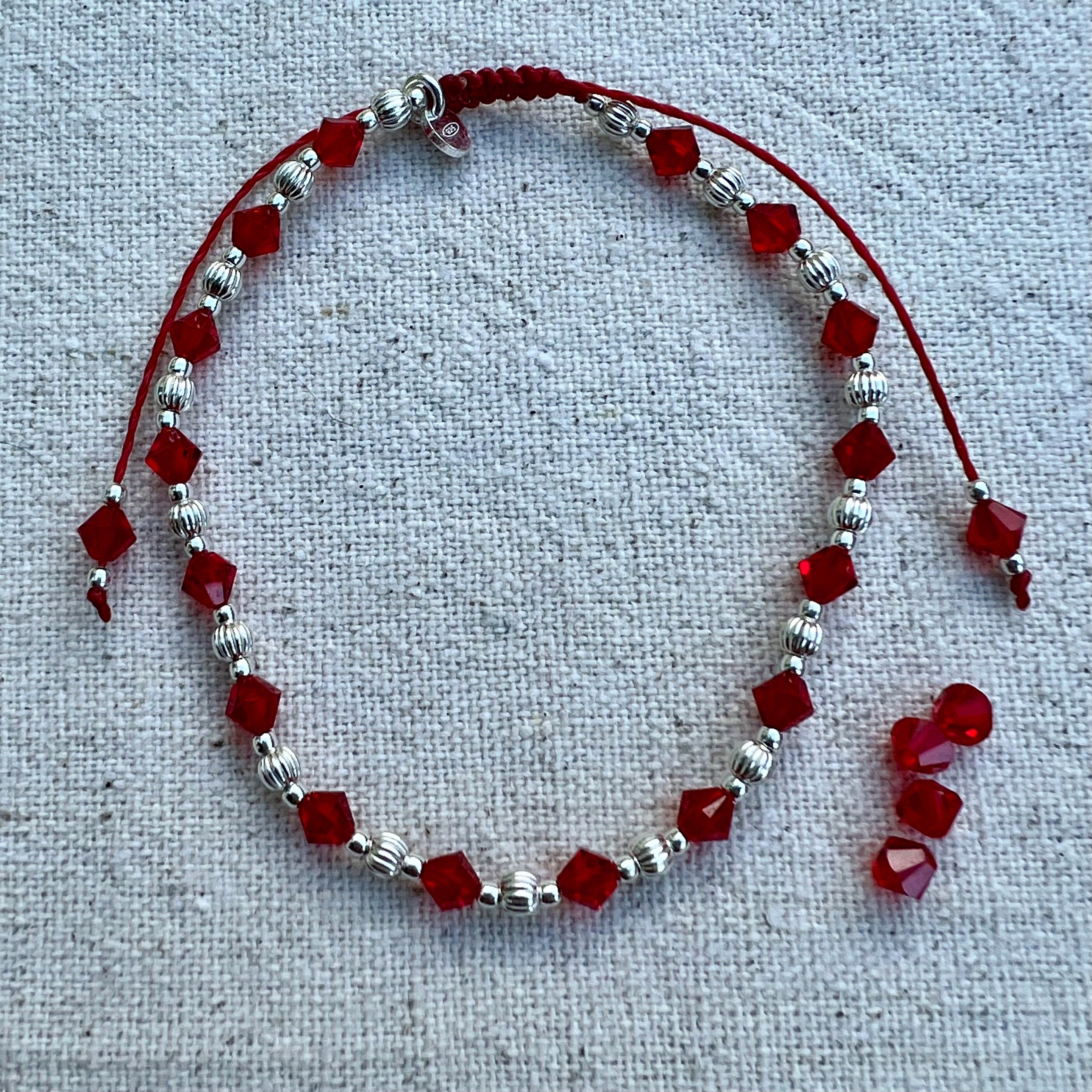 Pulsera roja con plata