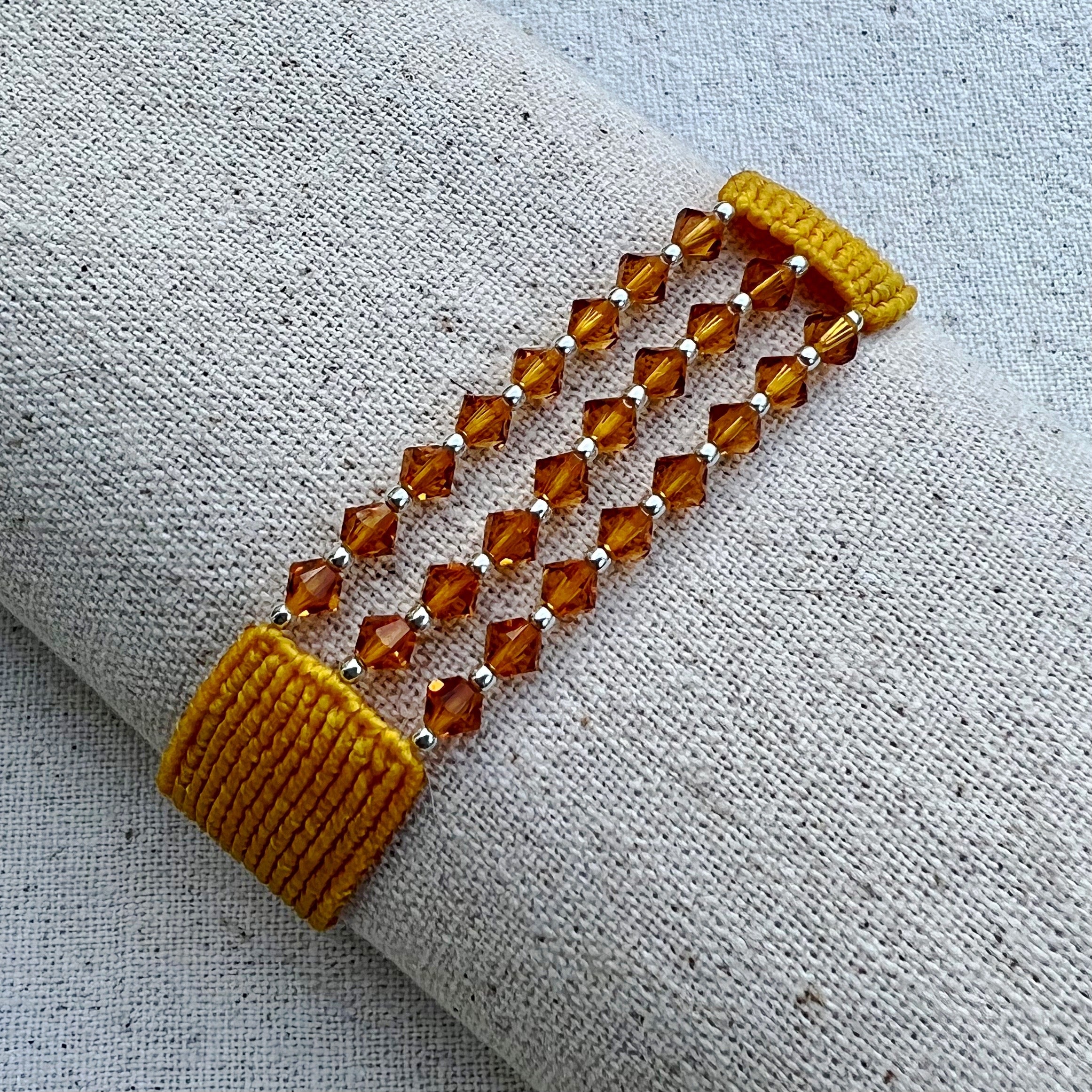Detalle de la pulsera ambar
