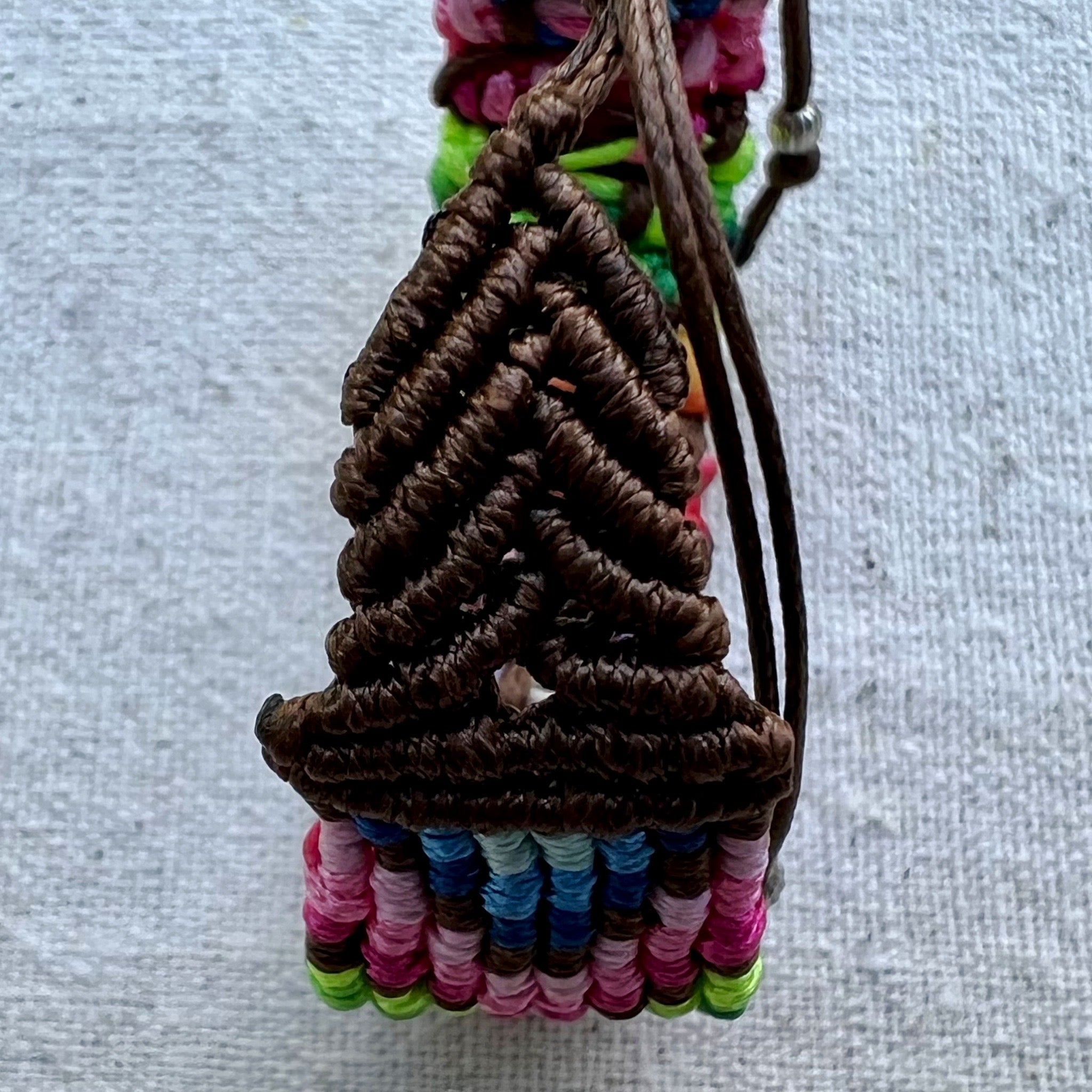 Detalle del trabajo con macramé