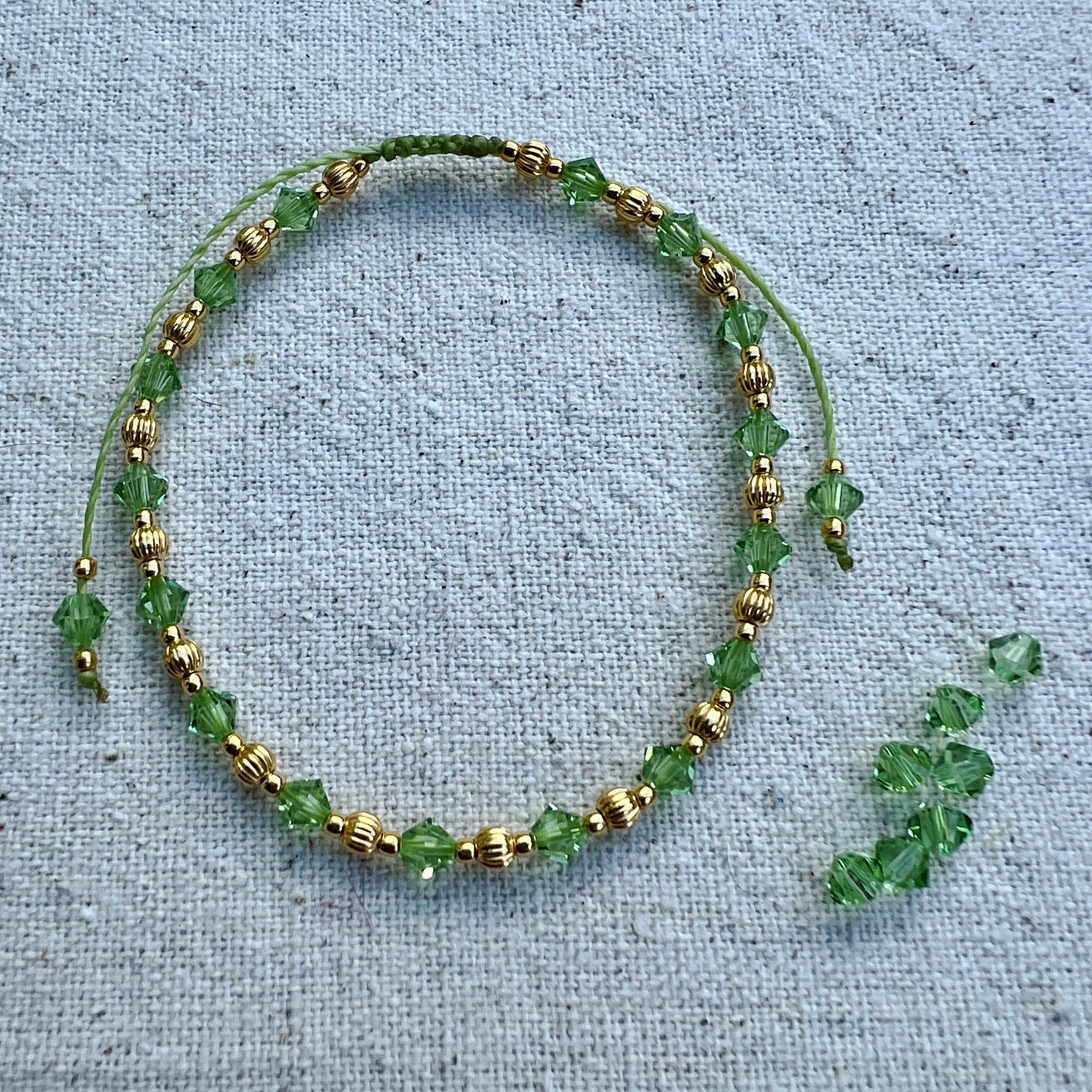 Pulsera verde y plata chapada oro