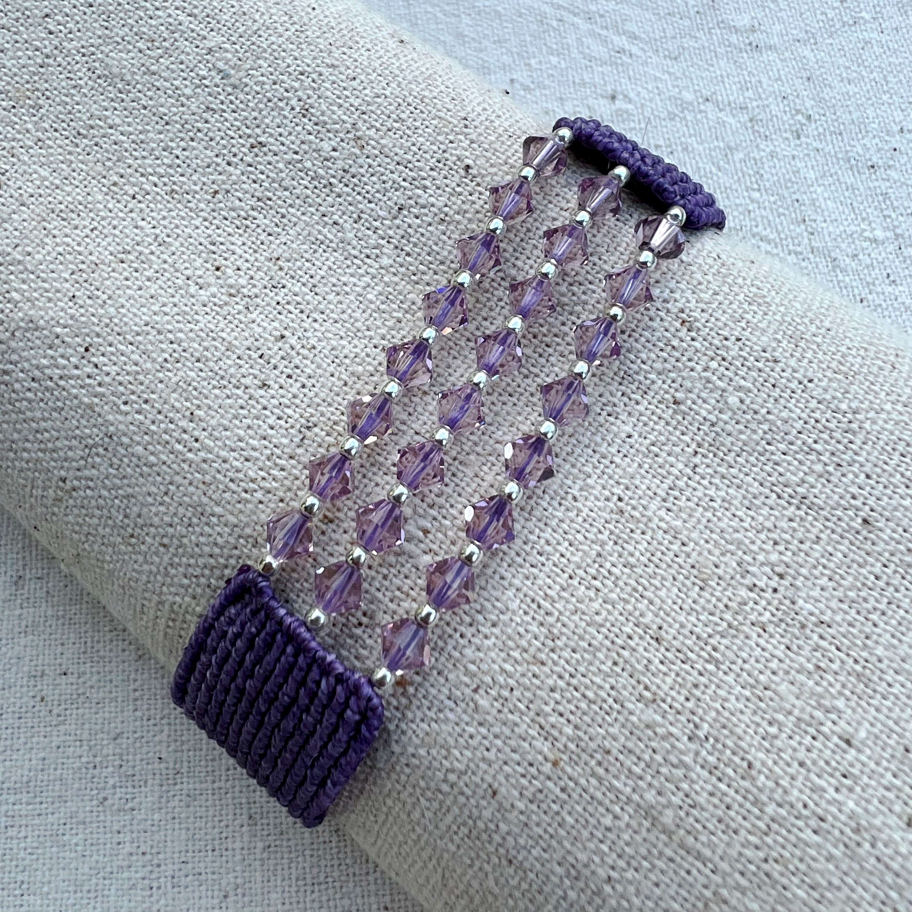 Detalle de la pulsera morada