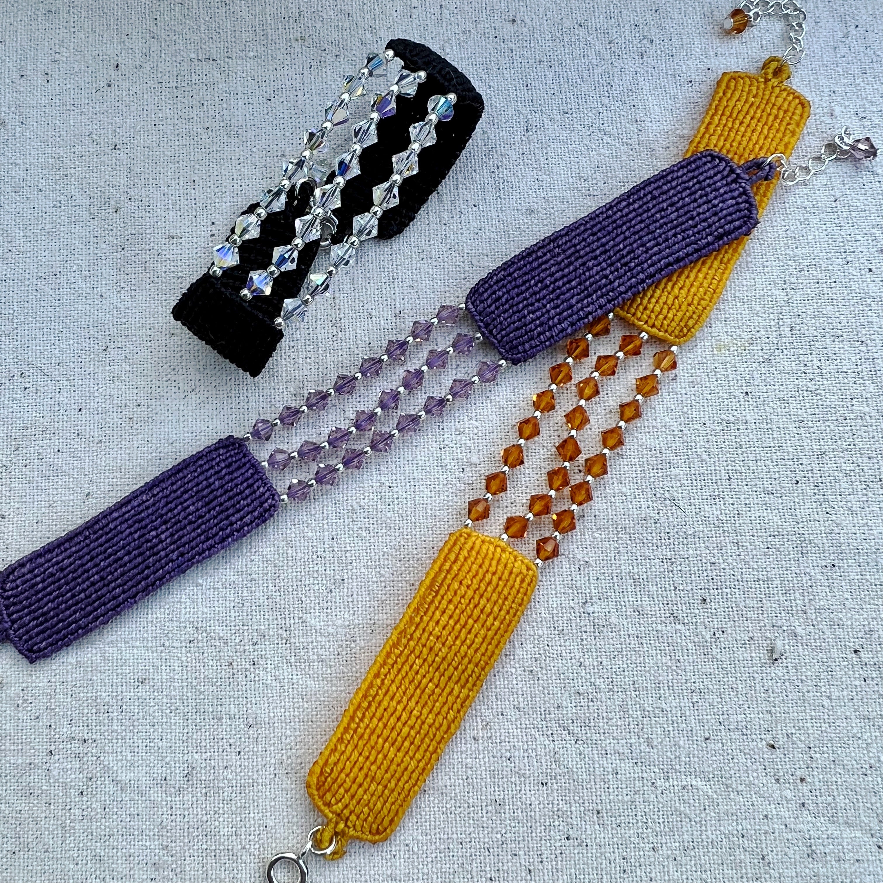 Vista de pulseras en varios colores