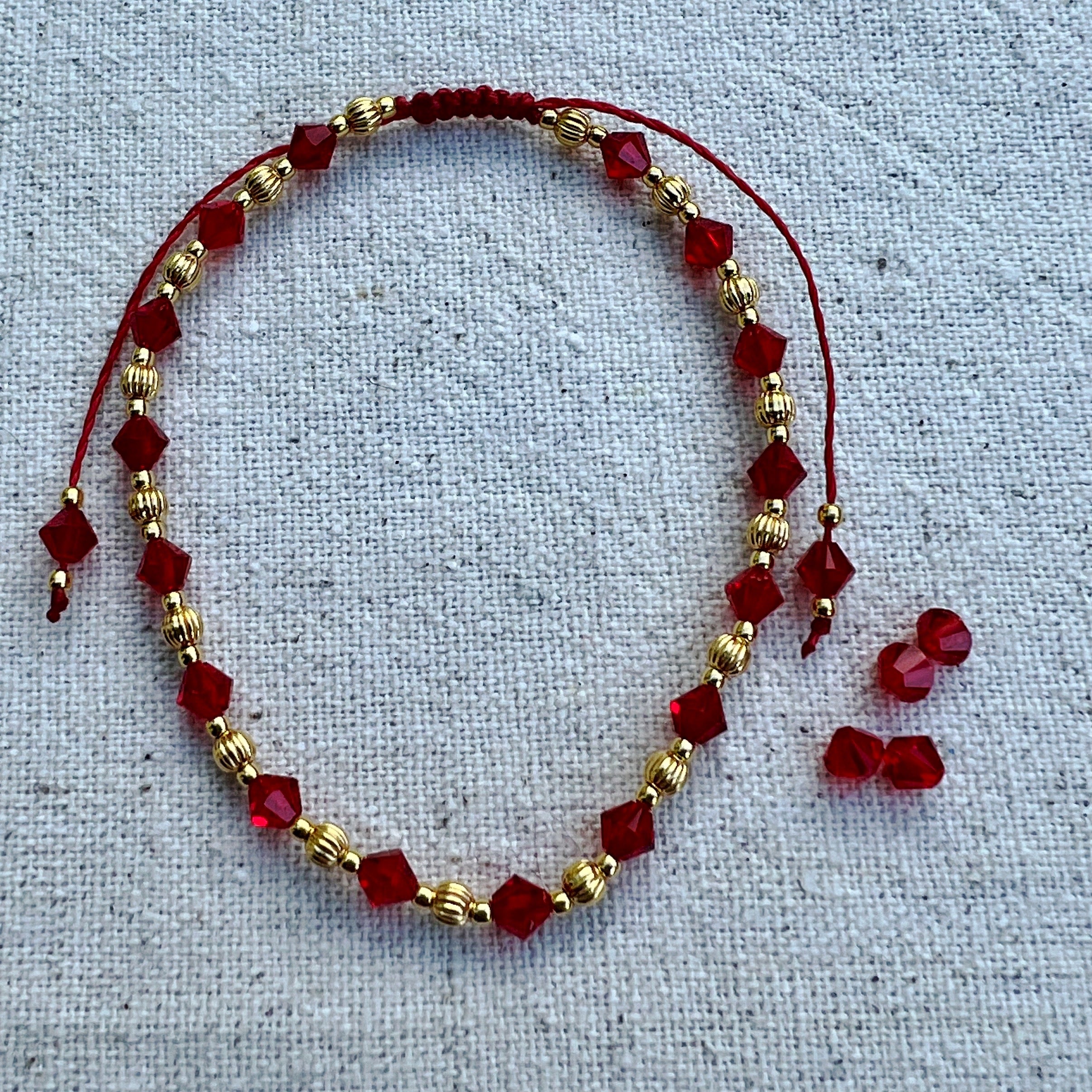 Pulsera roja con plata chapada oro