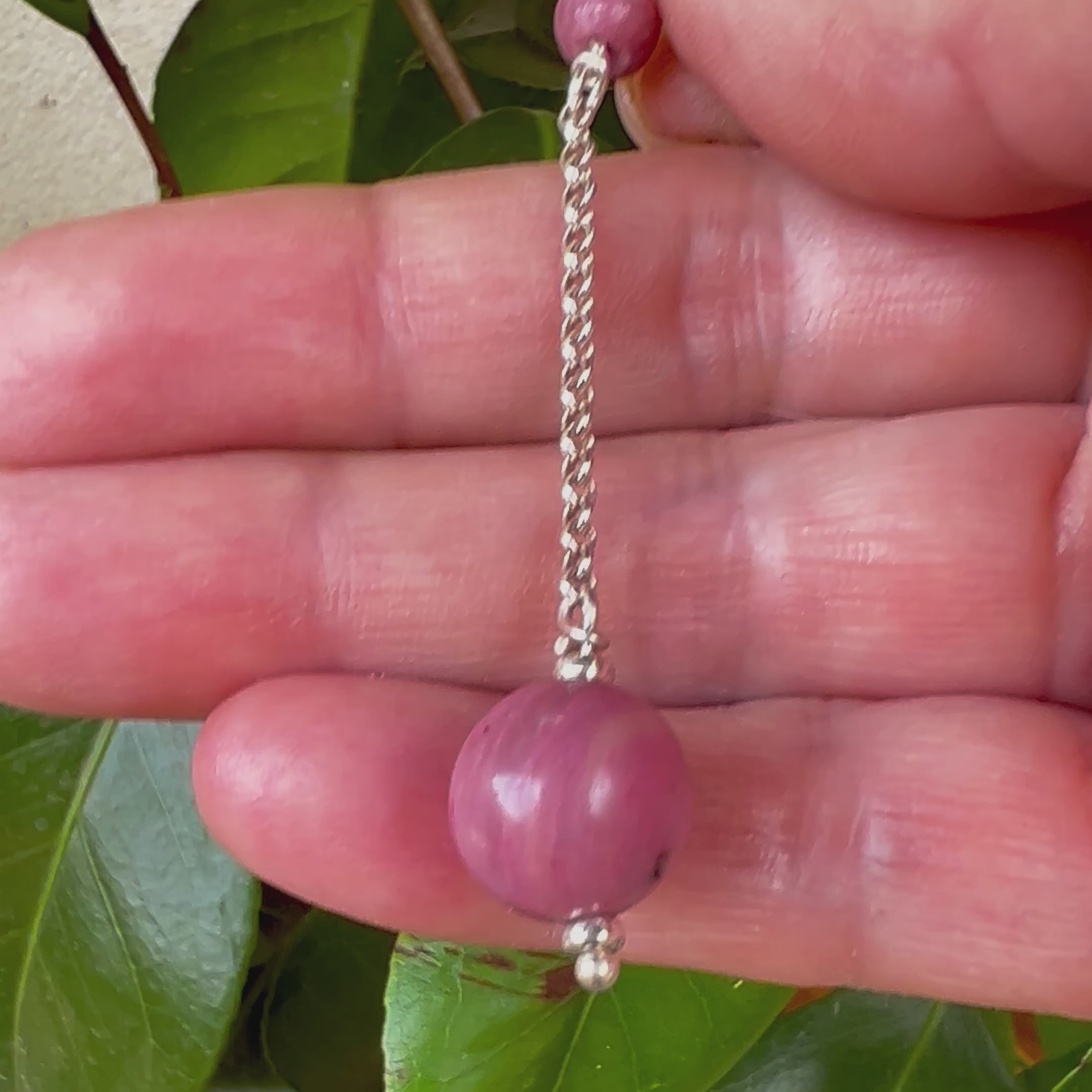 Pendientes de Rodonita y Plata de Ley. Hecho a mano por CucuArt