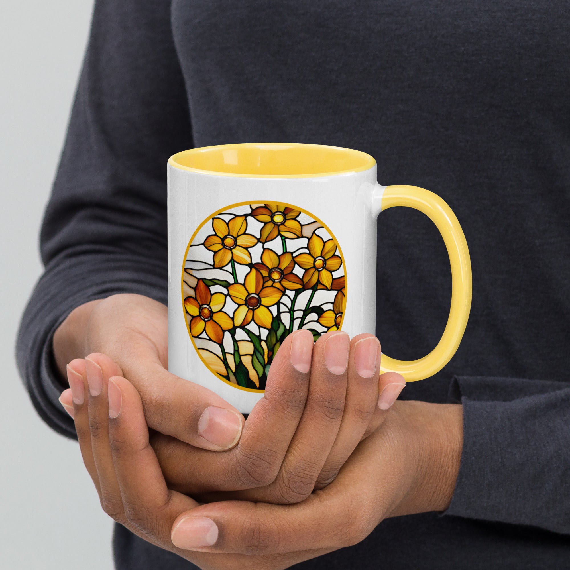Vista de la taza sobre la mano