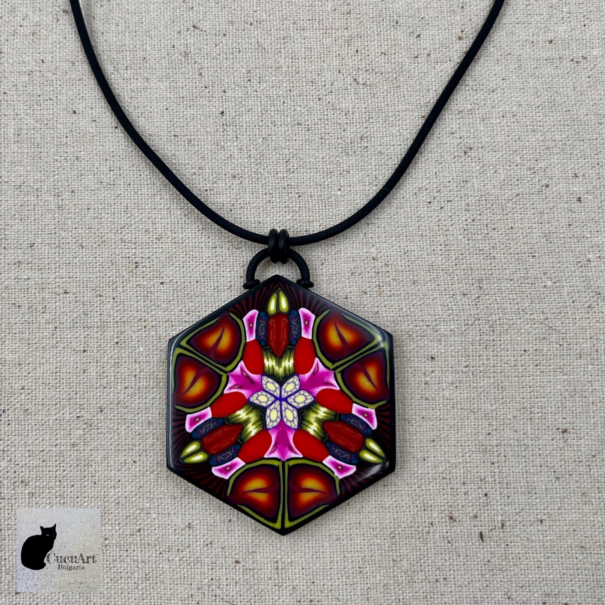 Colgante de arcilla polimérica con cordón de caucho