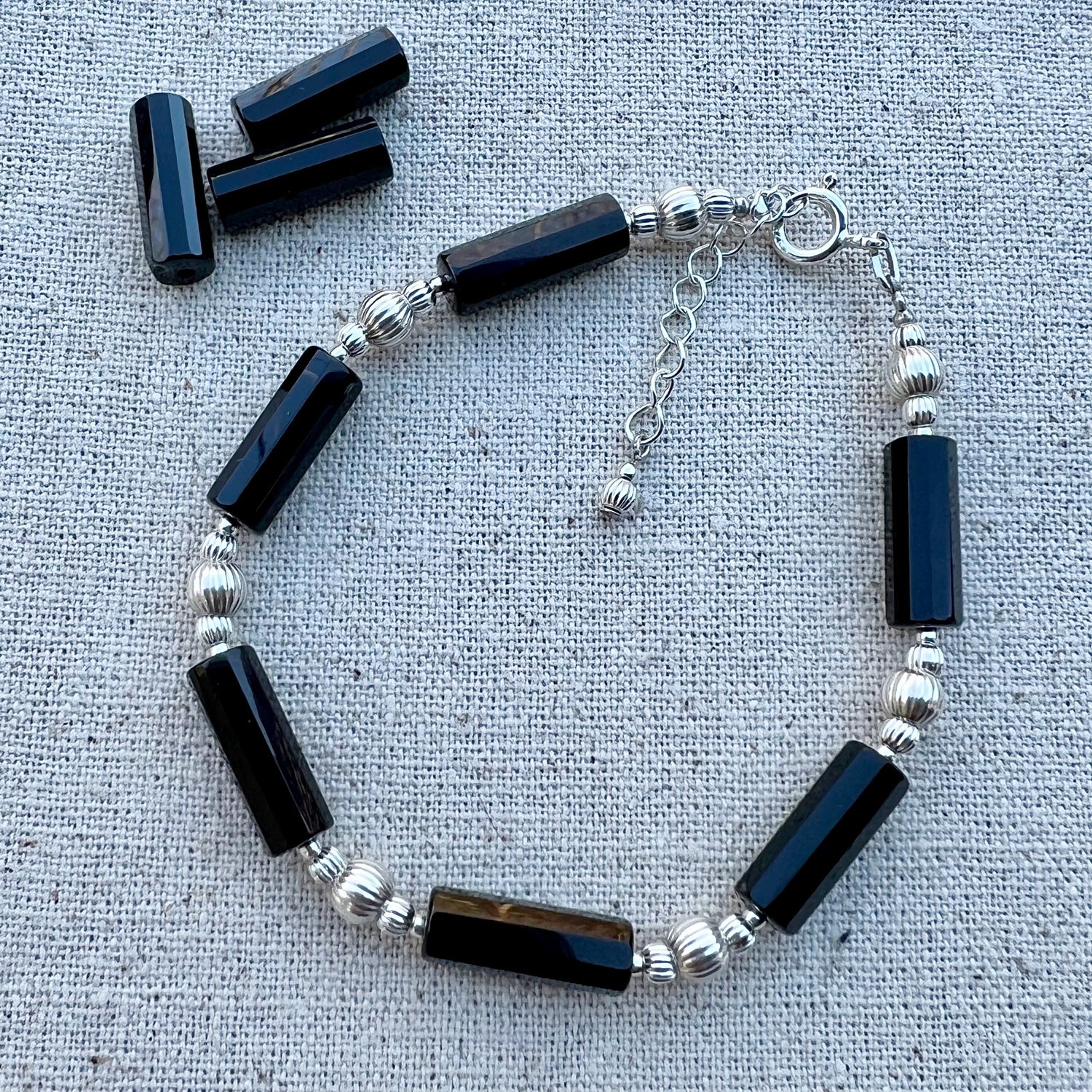 Pulsera de Obsidiana y Plata de Ley. Hecho a mano por CucuArt - CucuArt