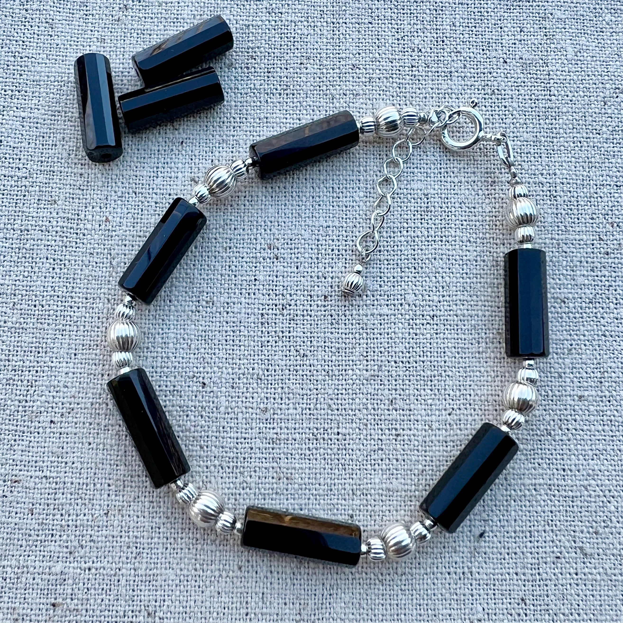 Pulsera de Obsidiana y Plata de Ley. Hecho a mano por CucuArt - CucuArt