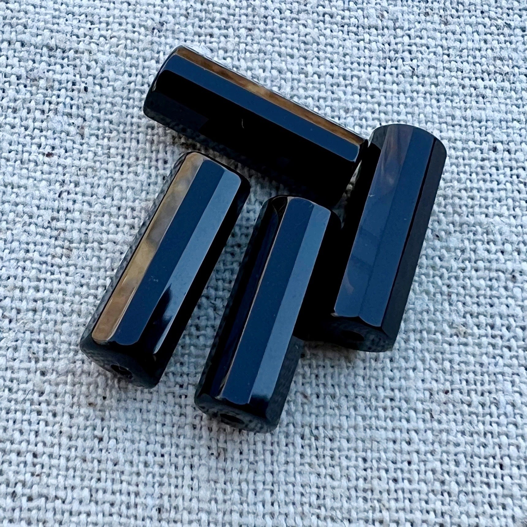 Detalle de las cuentas de obsidiana