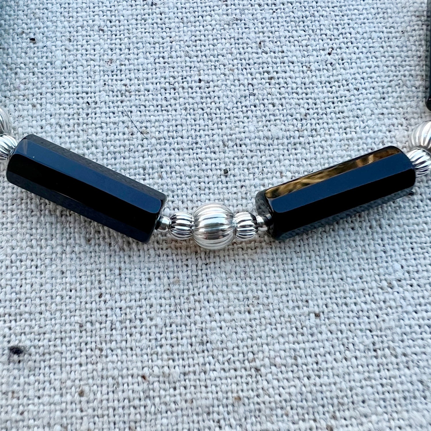 Pulsera de Obsidiana y Plata de Ley. Hecho a mano por CucuArt - CucuArt