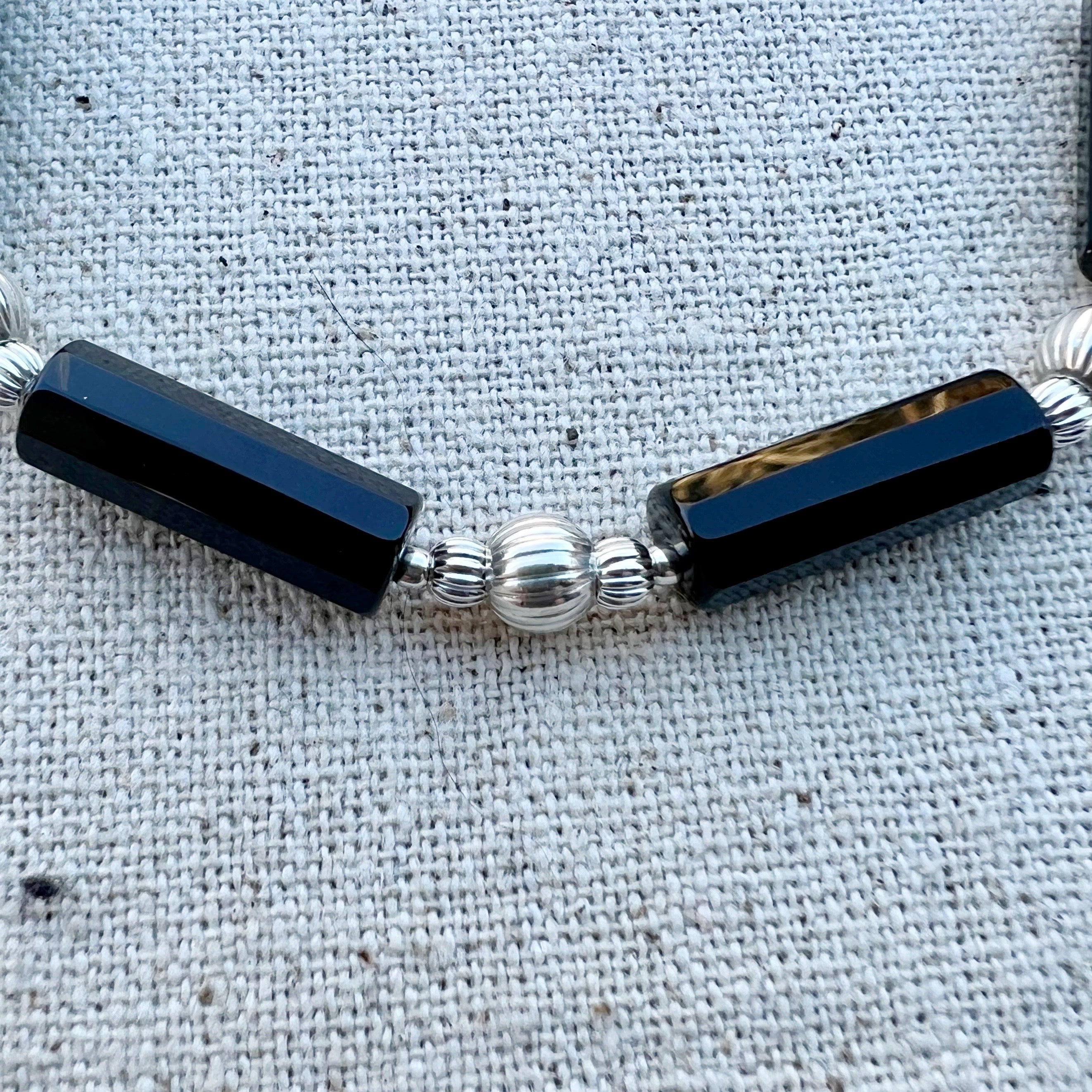 Pulsera de Obsidiana y Plata de Ley. Hecho a mano por CucuArt - CucuArt