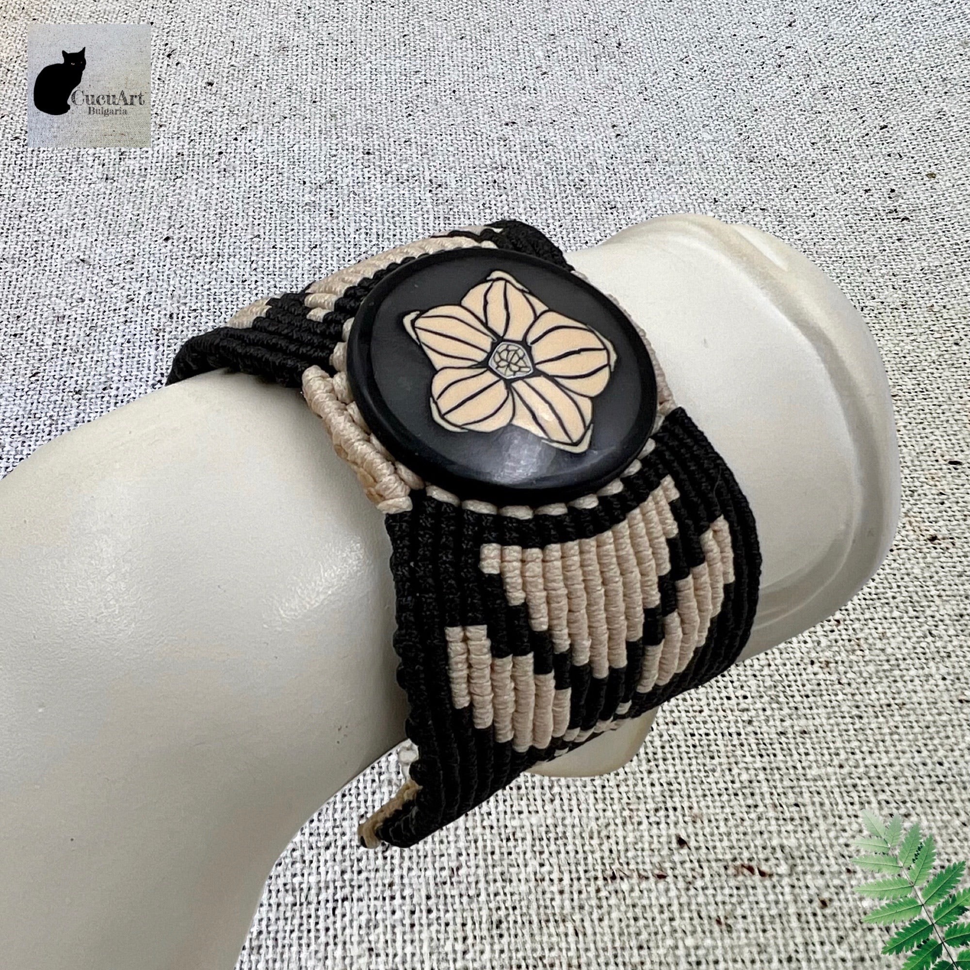 Foto de la pulsera sobre maniquí desde más cerca