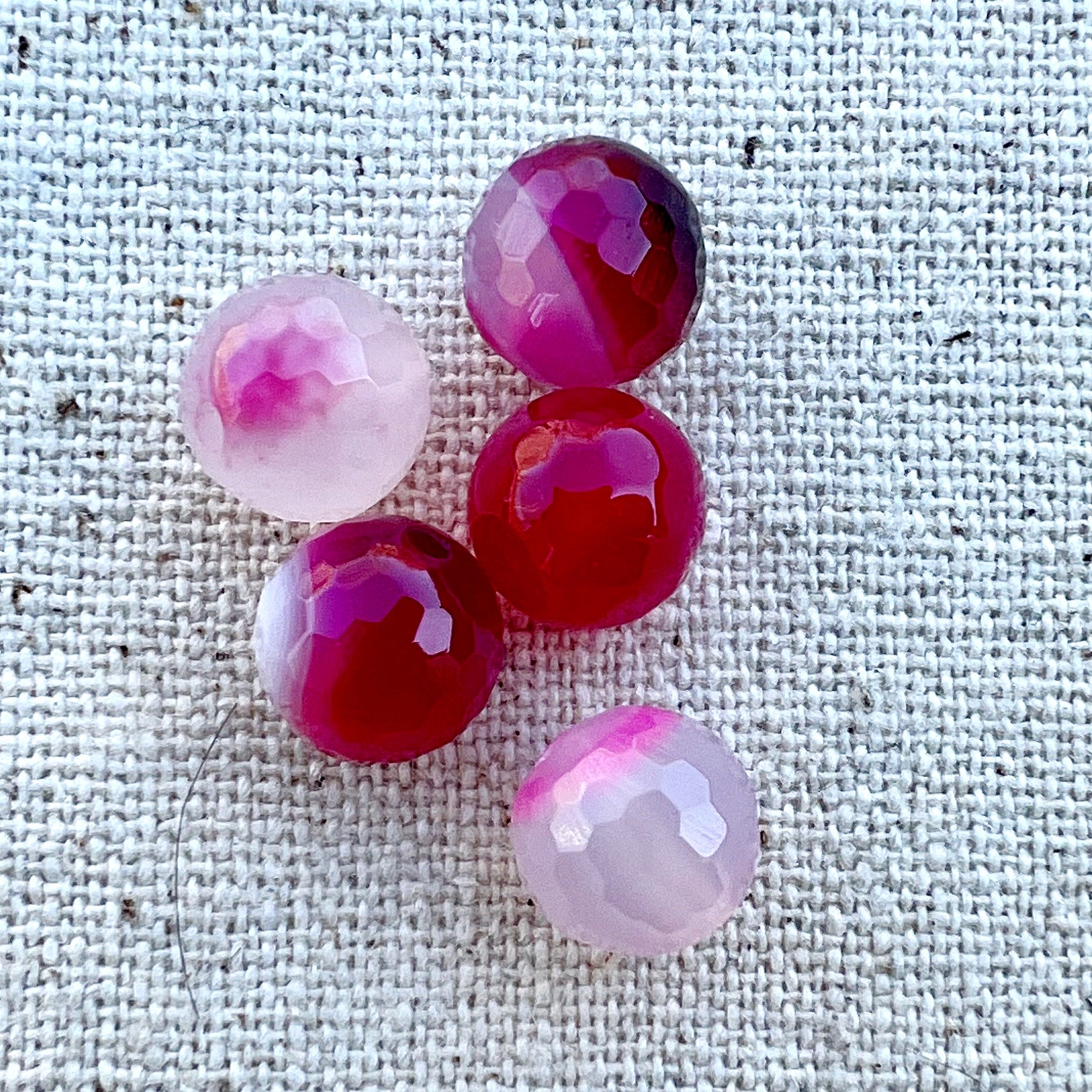 Detalle de las cuentas de ágata rosa