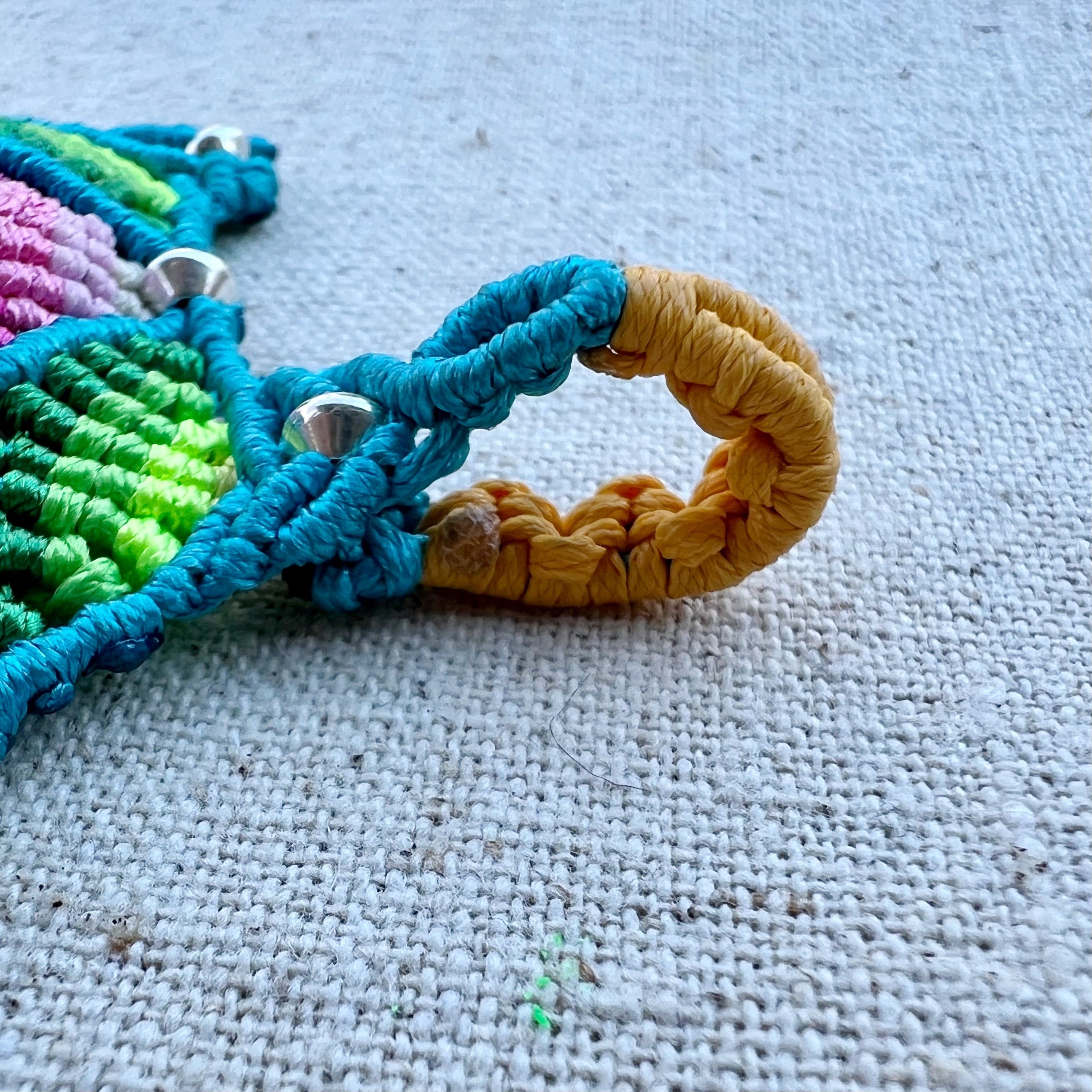 Detalle del hueco para el cordón o cadena