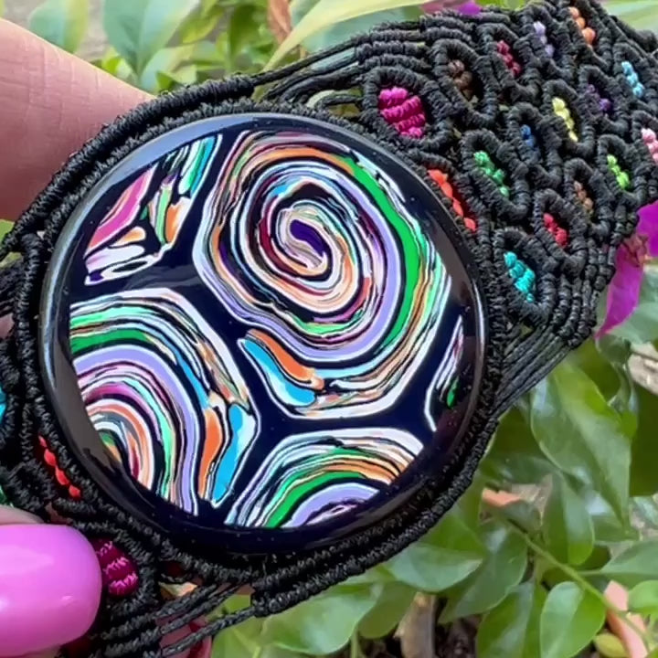 Pulsera hecha a mano con arcilla polimérica, macramé y plata de ley. Diseño exclusivo de CucuArt
