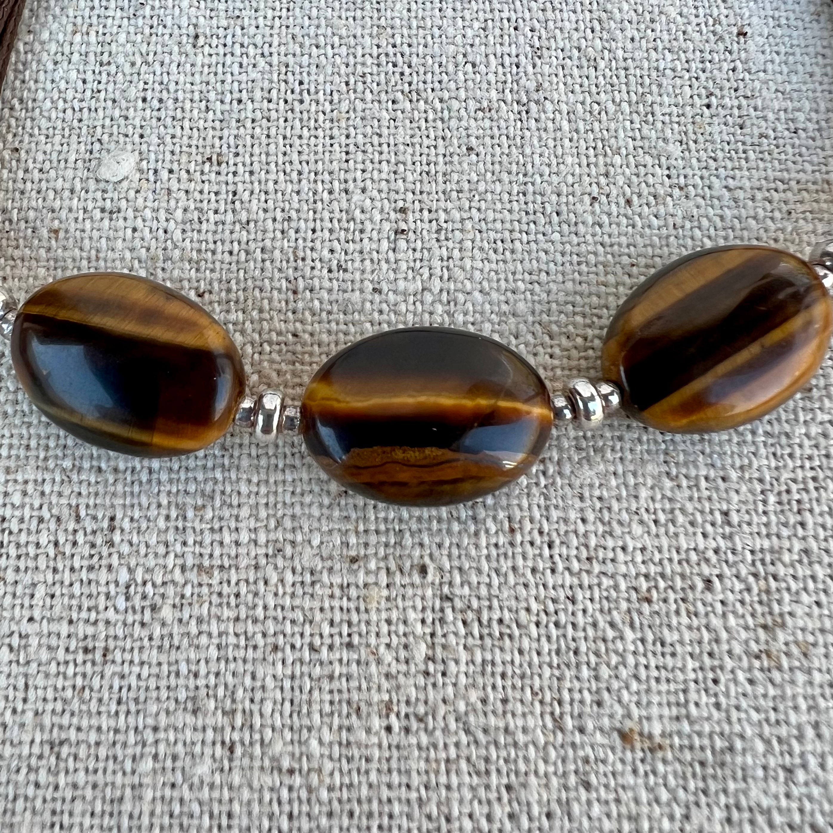 Detalle de las piedras de ojo de tigre