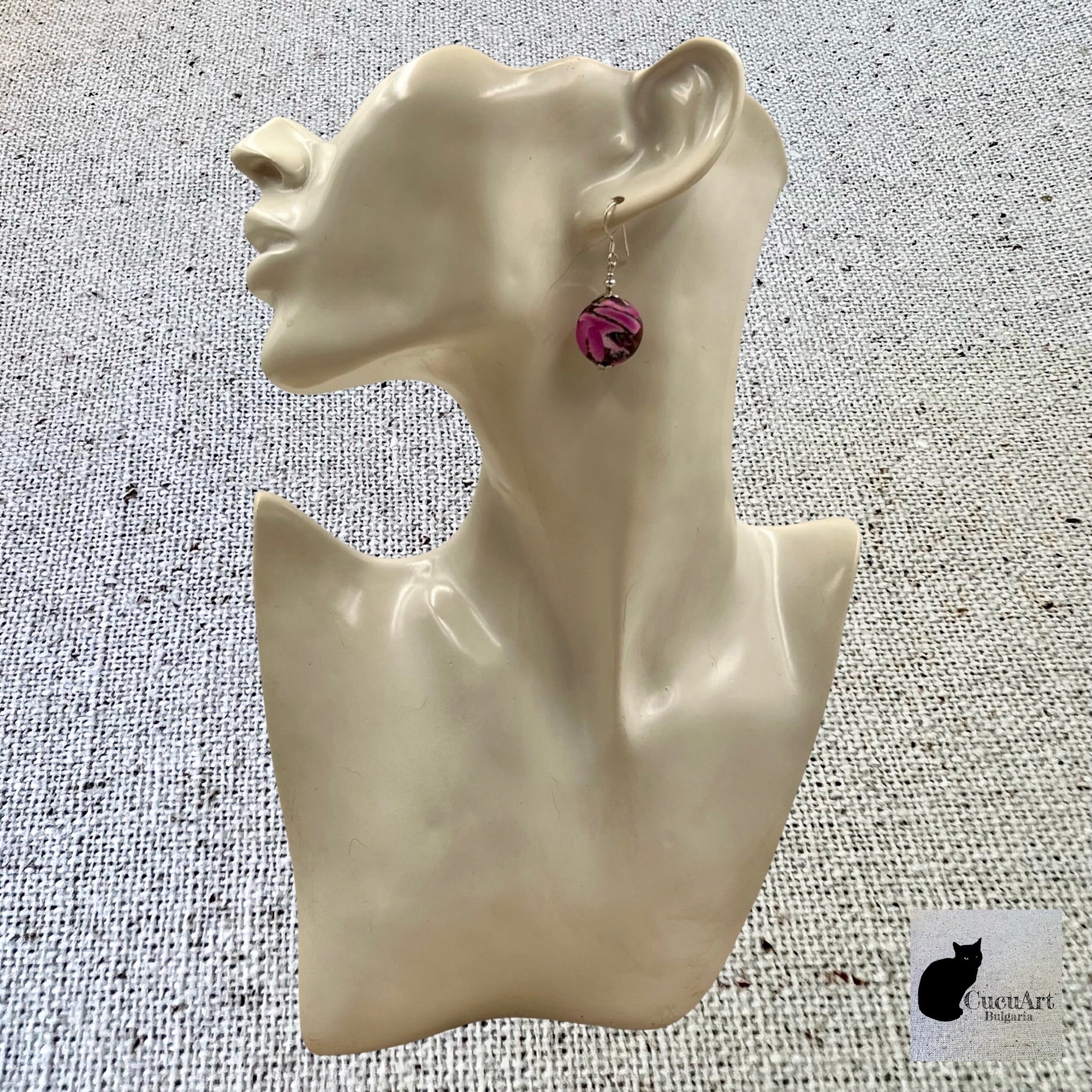 Pendientes sobre maniquí