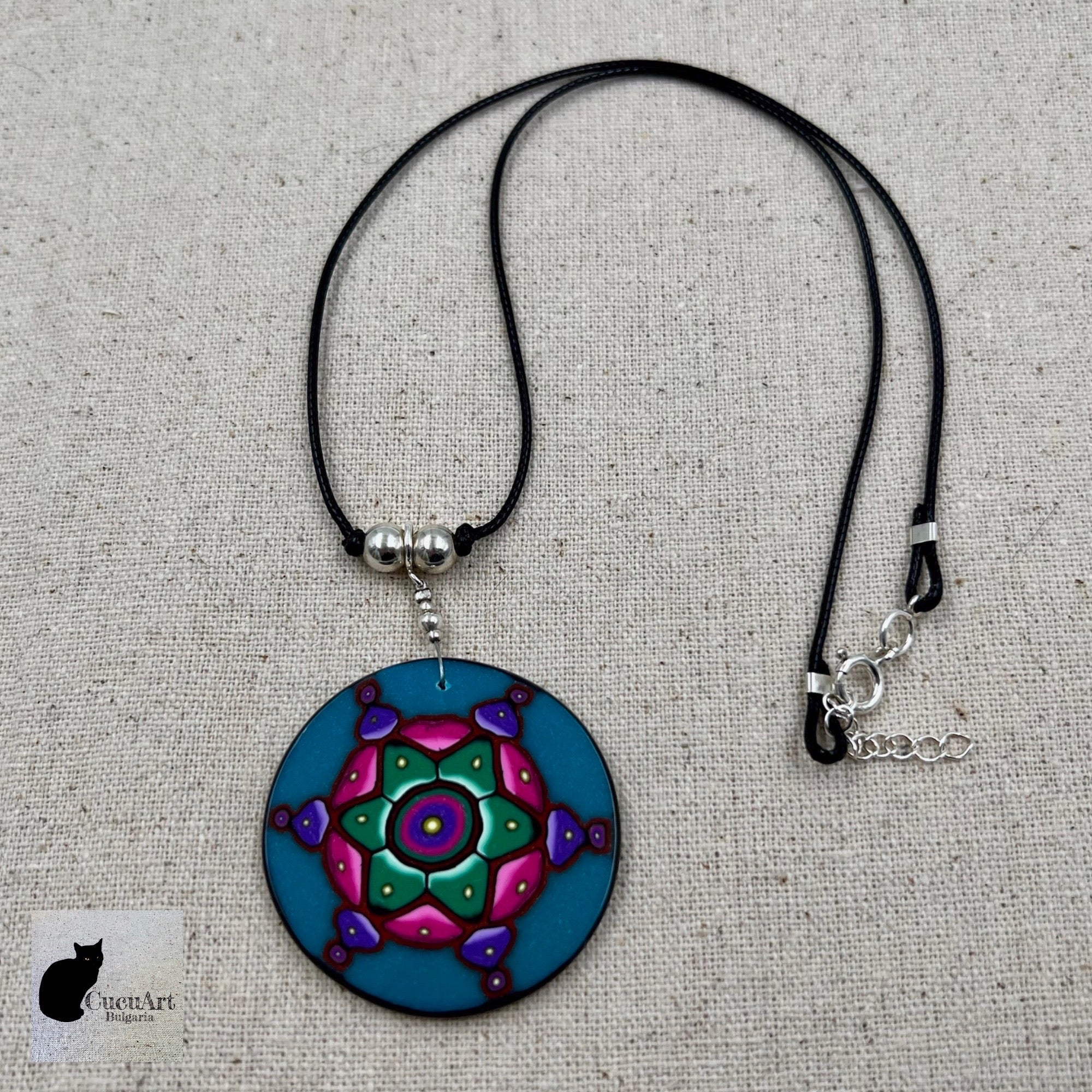 Colgante de arcilla polimérica con cordón