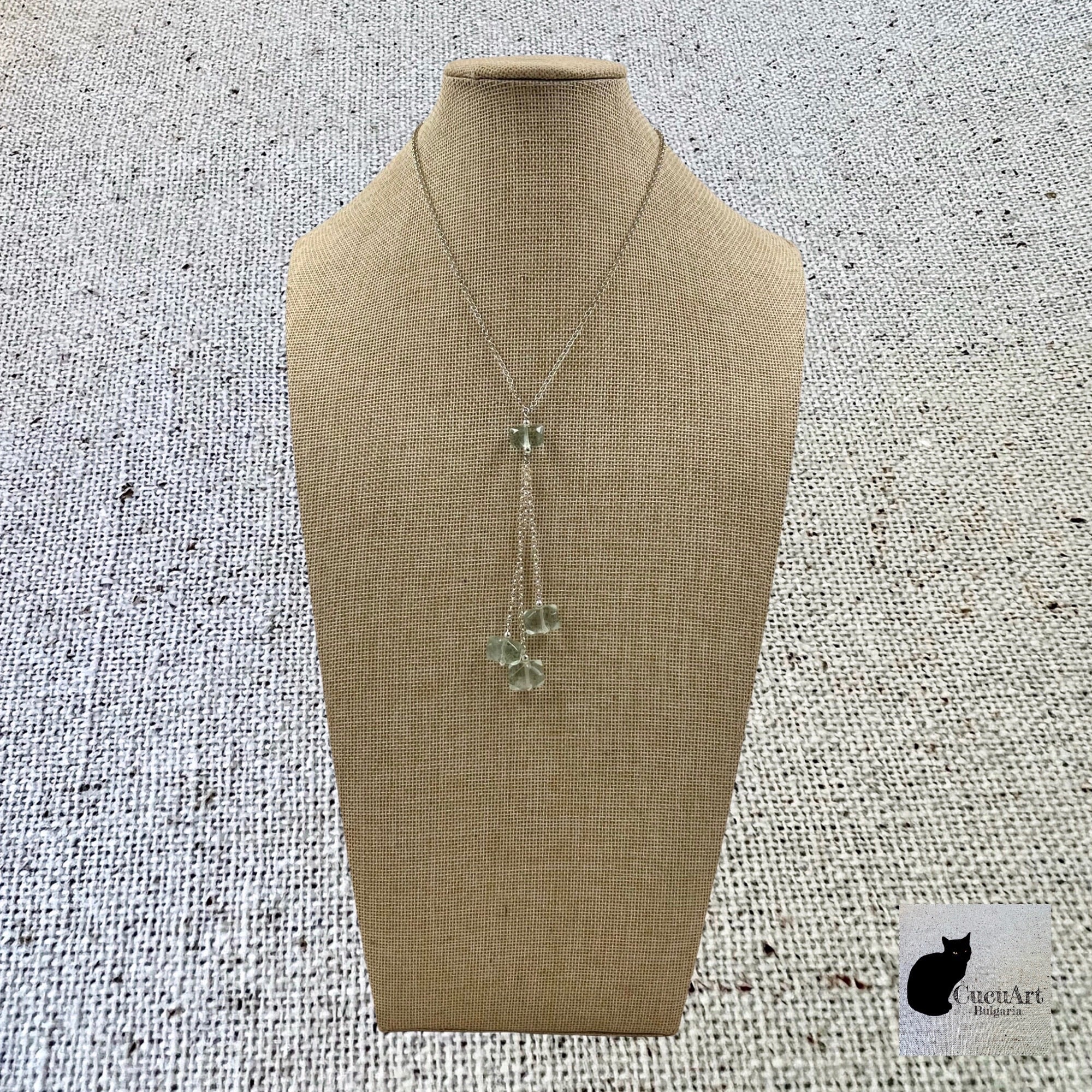 Vista del collar sobre maniquí