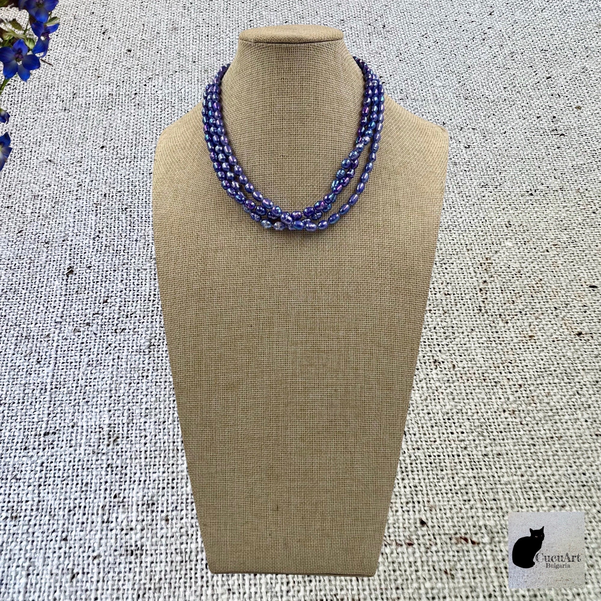 Vista del collar sobre maniquí