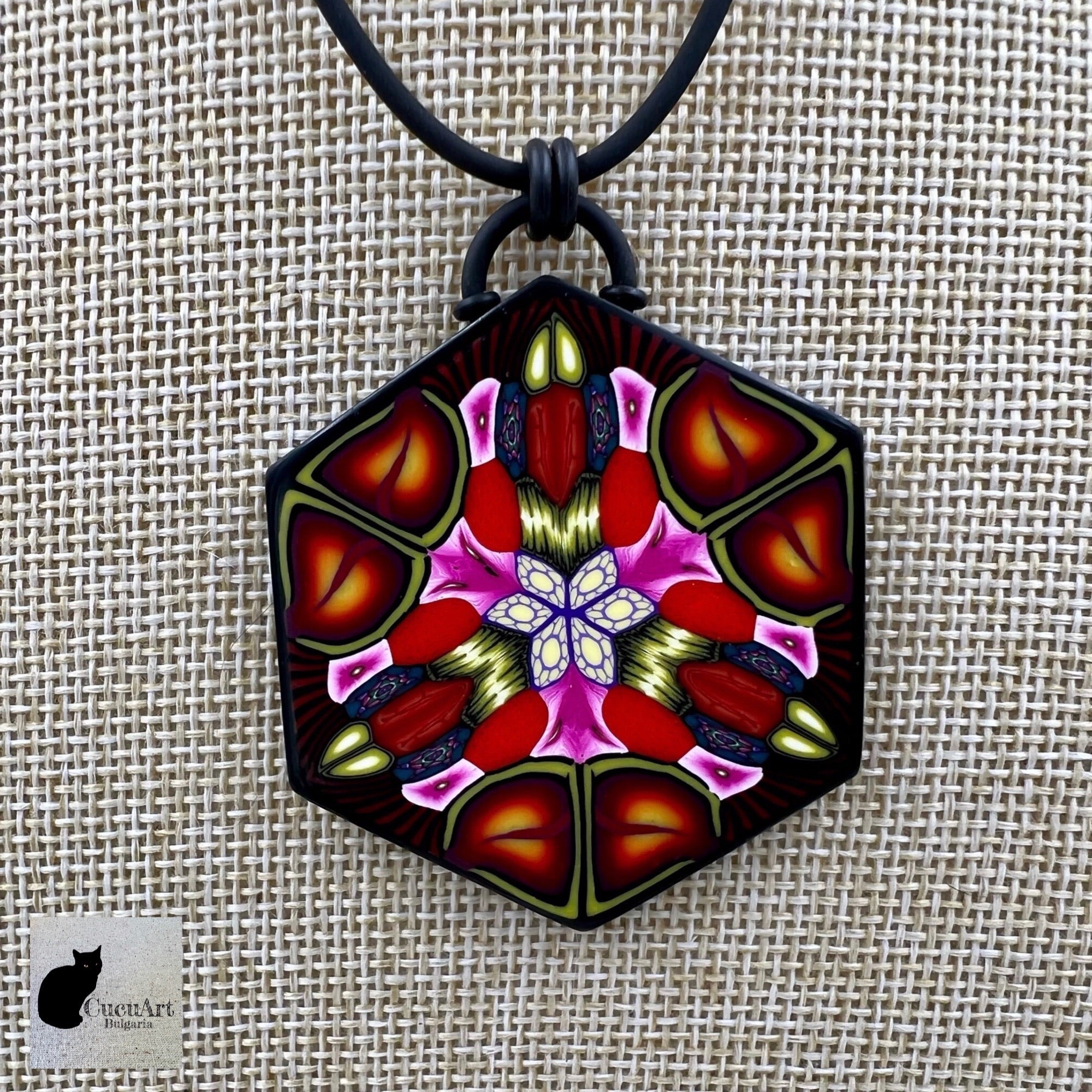 Colgante con cordón de caucho hecho a mano con arcilla polimérica. Diseño Exclusivo de CucuArt - CucuArt