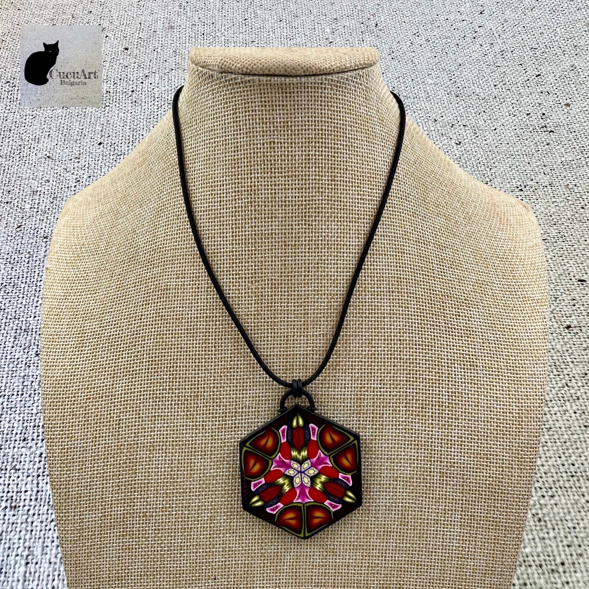 Colgante con cordón de caucho hecho a mano con arcilla polimérica. Diseño Exclusivo de CucuArt - CucuArt