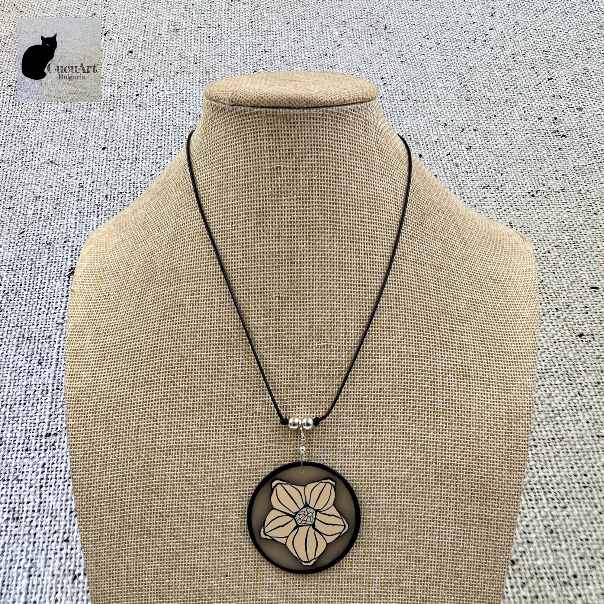 Colgante de arcilla polimérica con cordón hecho a mano. Diseño Exclusivo de CucuArt - CucuArt