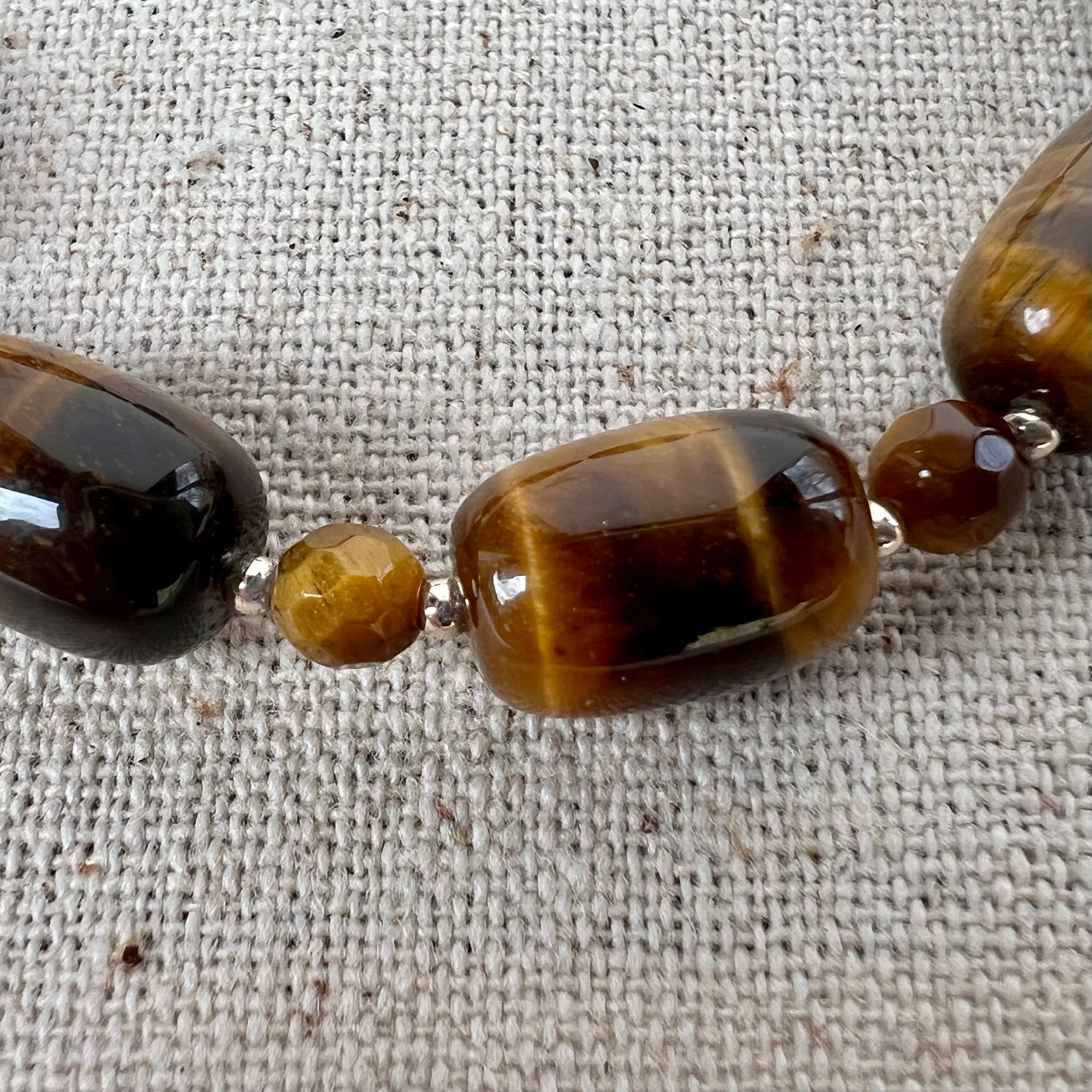 Detalle de las piedras de ojo de tigre