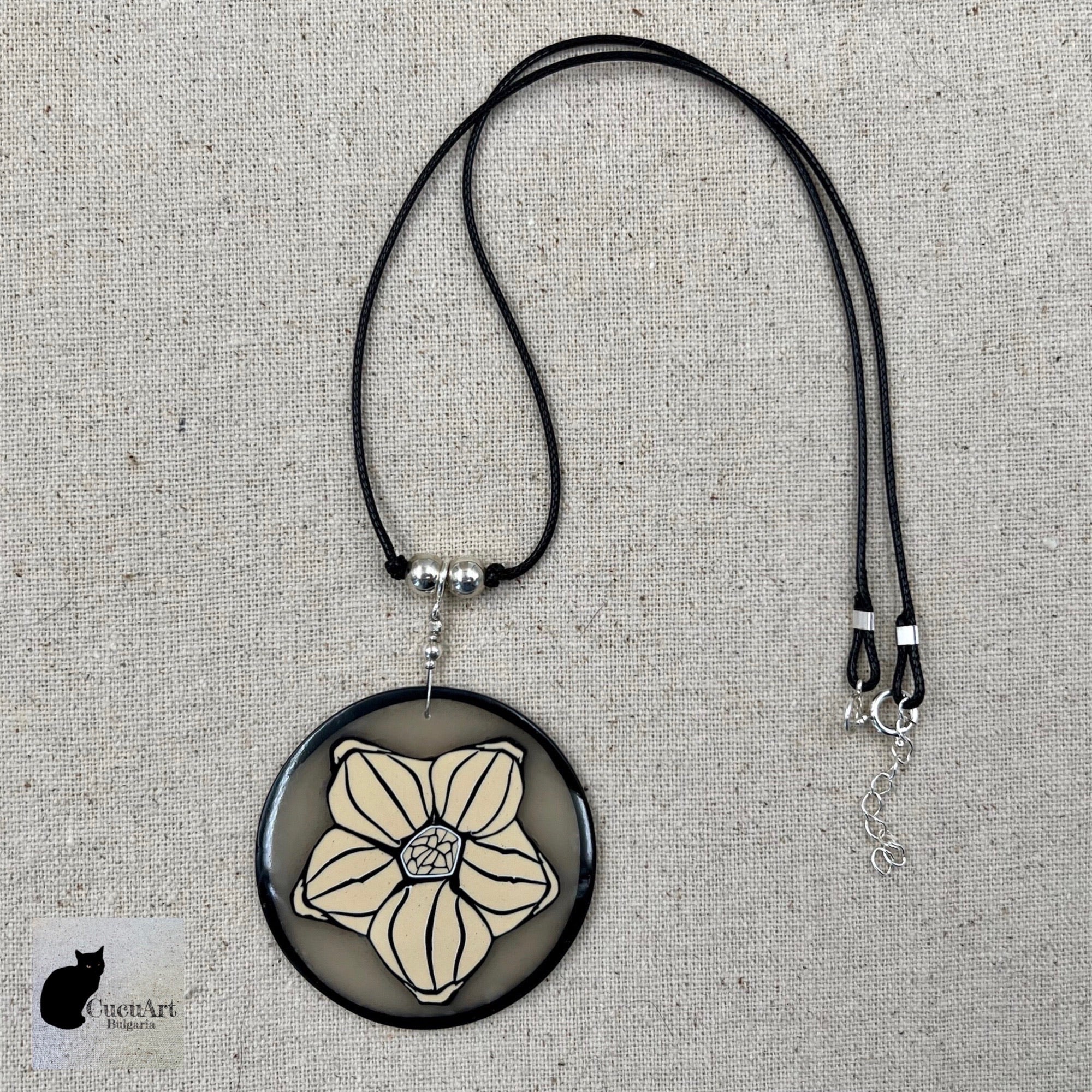 Colgante de arcilla polimérica con cordón