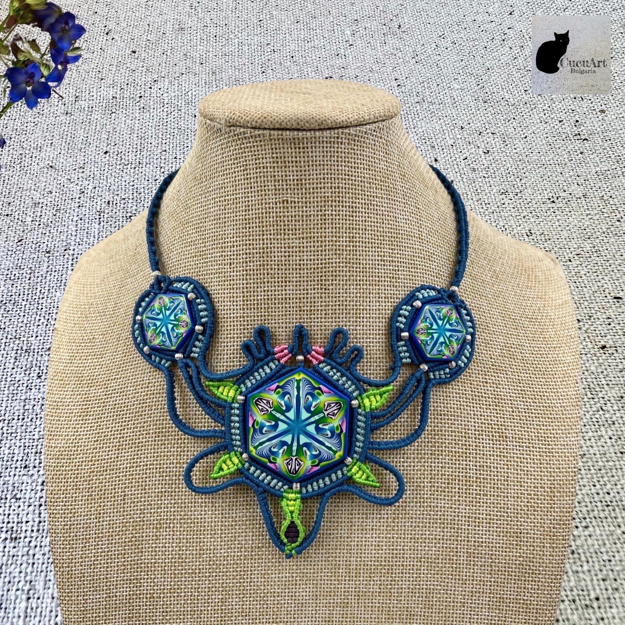 Collar gargantilla hecho a mano con arcilla polimérica, macramé y plata de ley. Diseño exclusivo de CucuArt - CucuArt