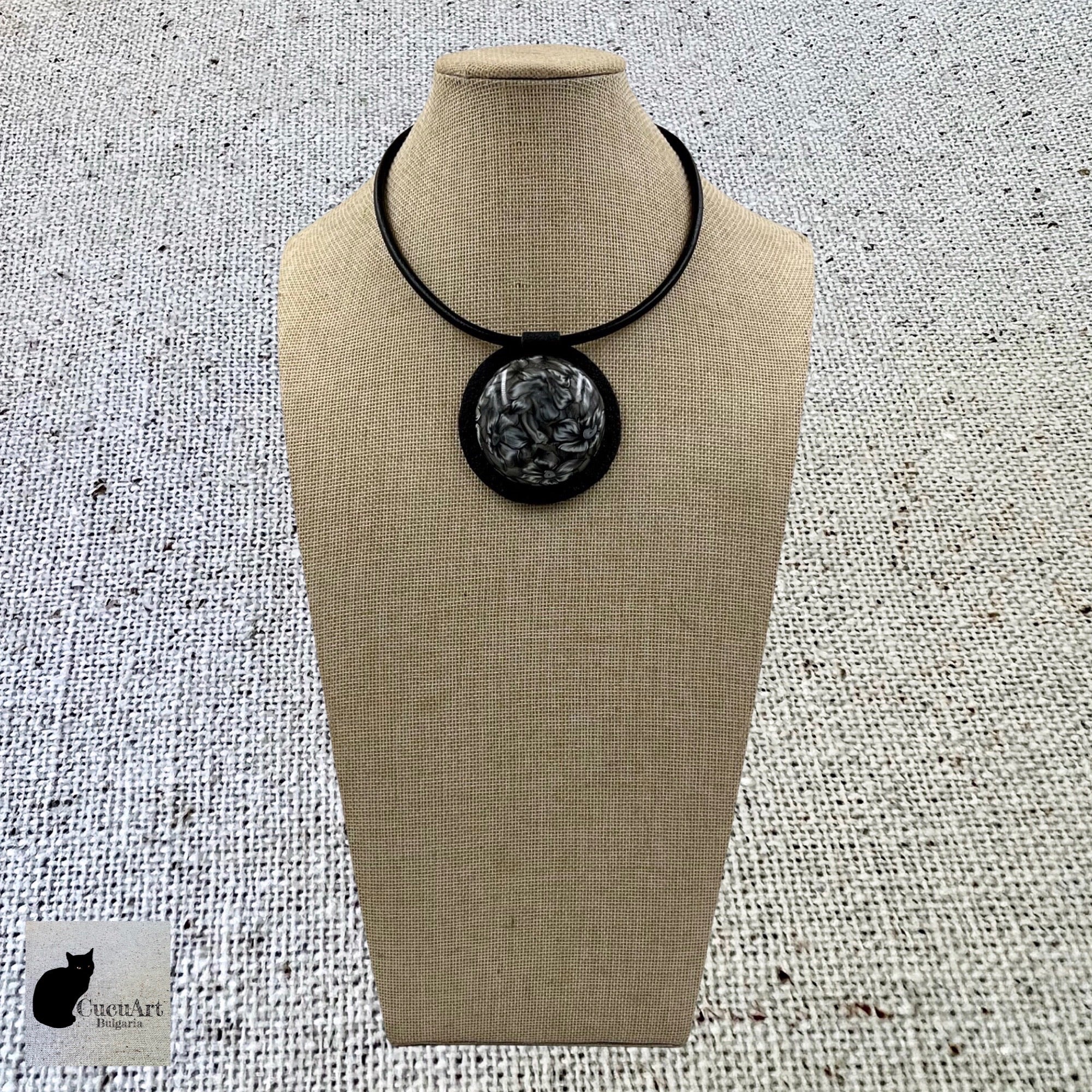 Colgante con cordón de cuero hecho a mano con arcilla polimérica. Diseño Exclusivo de CucuArt - CucuArt