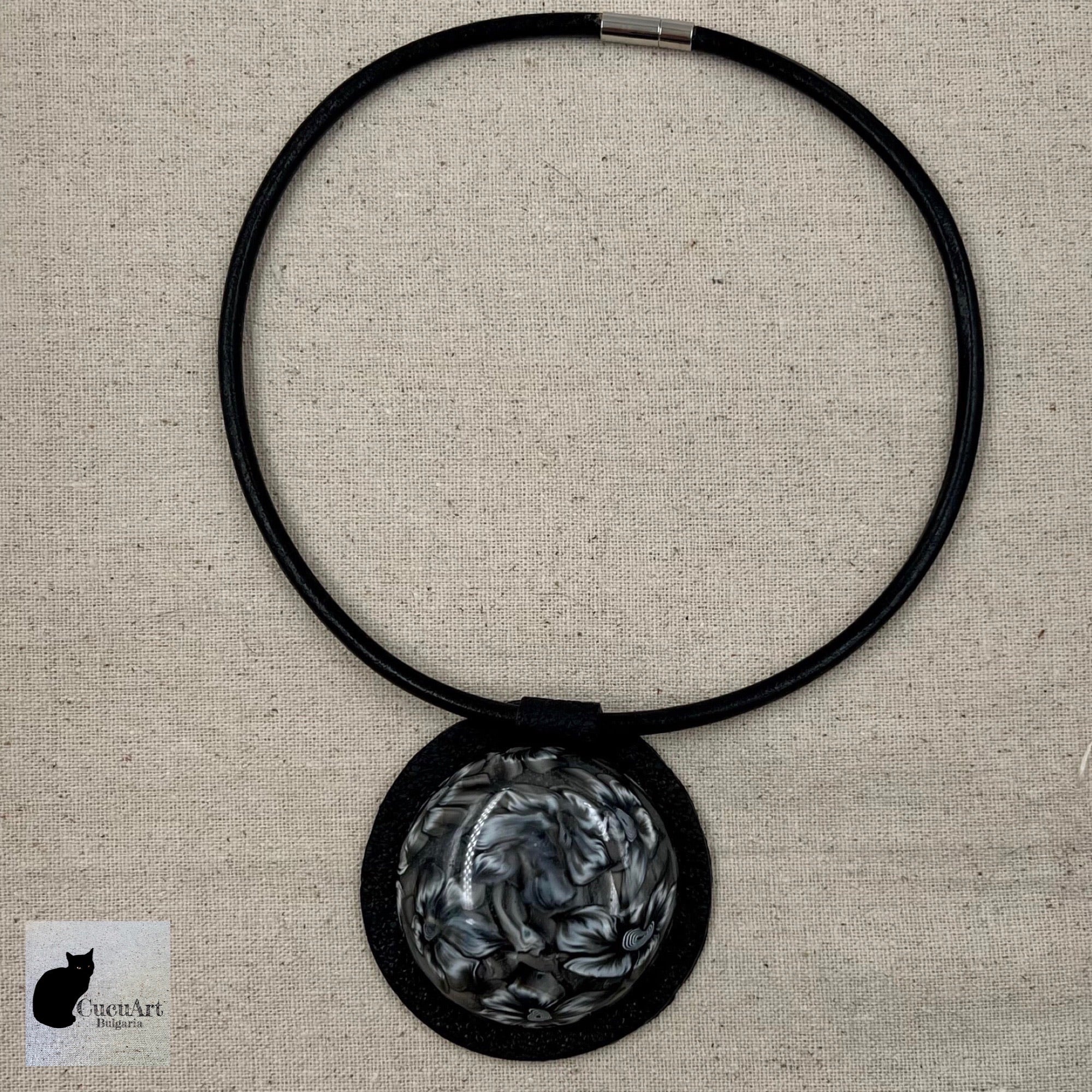 Colgante de arcilla polimérica con cordón de cuero