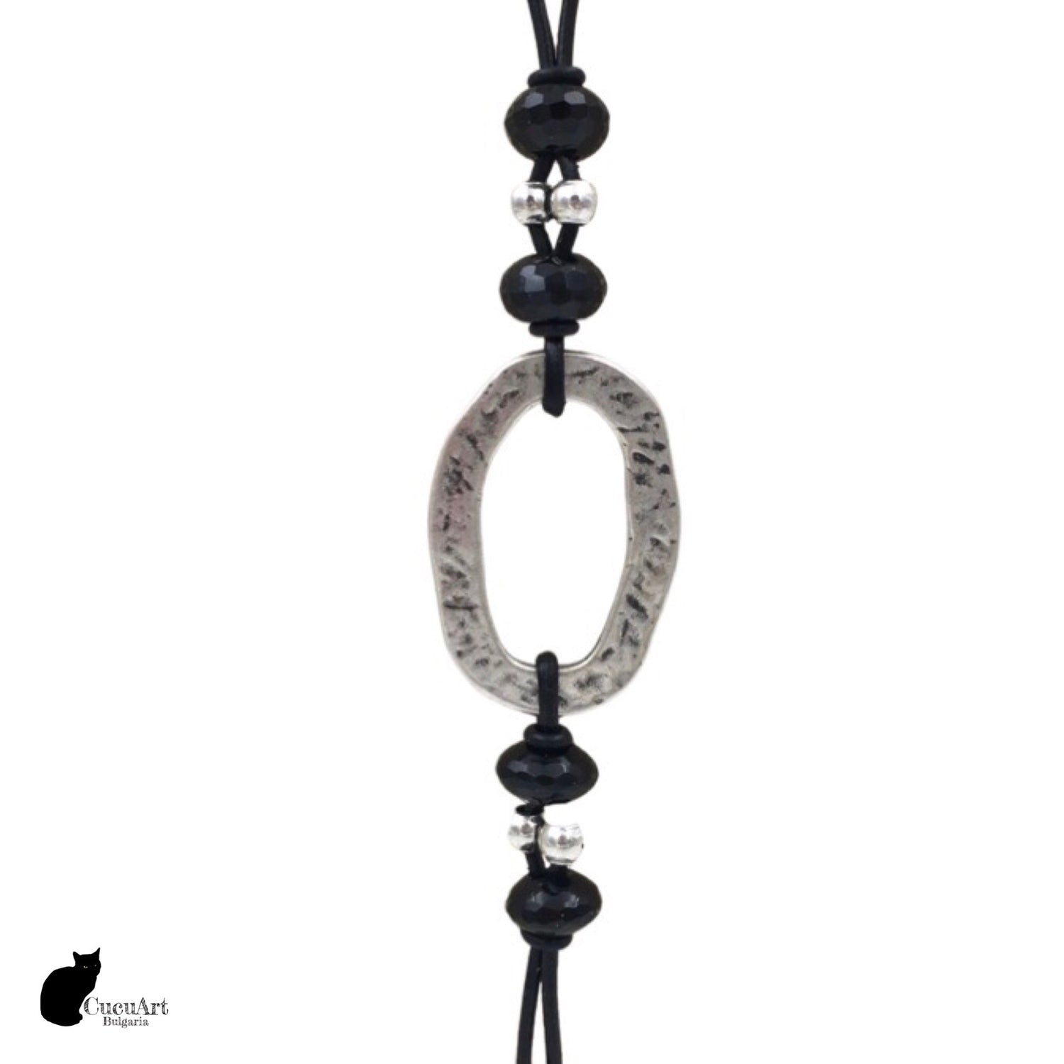 Collar largo de cuero con fornitura de zamak y cuetas de ónix facetado. Hecho a mano por CucuArt - CucuArt