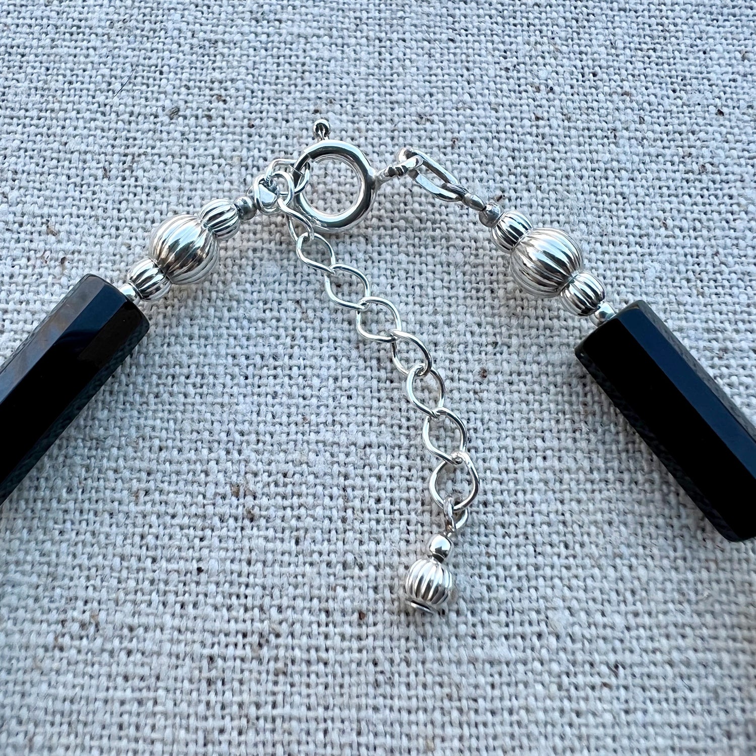Pulsera de Obsidiana y Plata de Ley. Hecho a mano por CucuArt - CucuArt