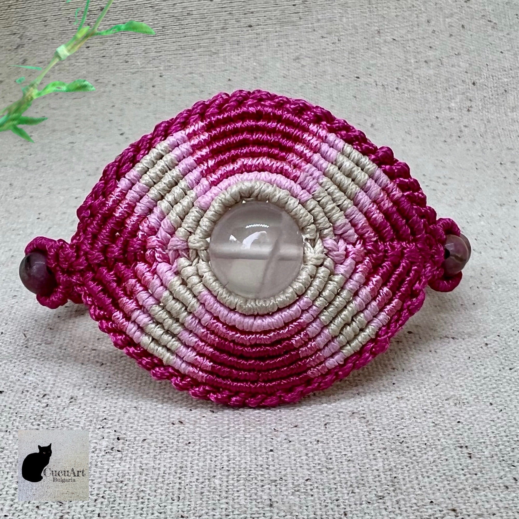 Vista frontal de la pulsera rosa