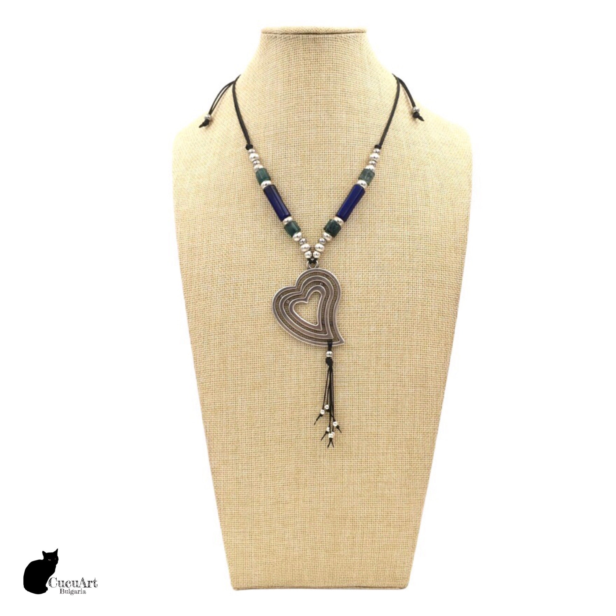 Collar ajustable con corazón de zamak y cuentas de resina. Hecho a mano por CucuArt - CucuArt