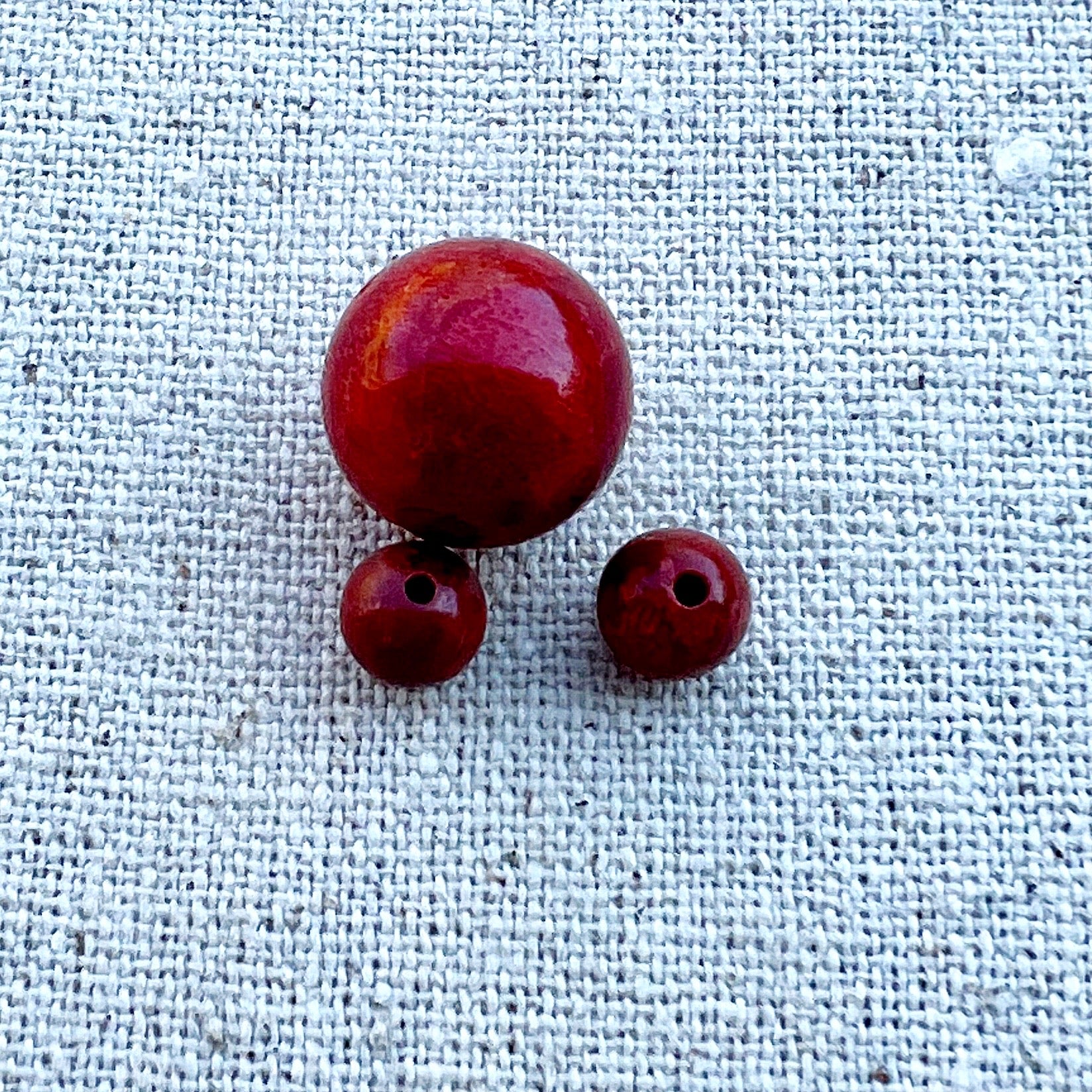 Detalle de las cuentas de coral manzana
