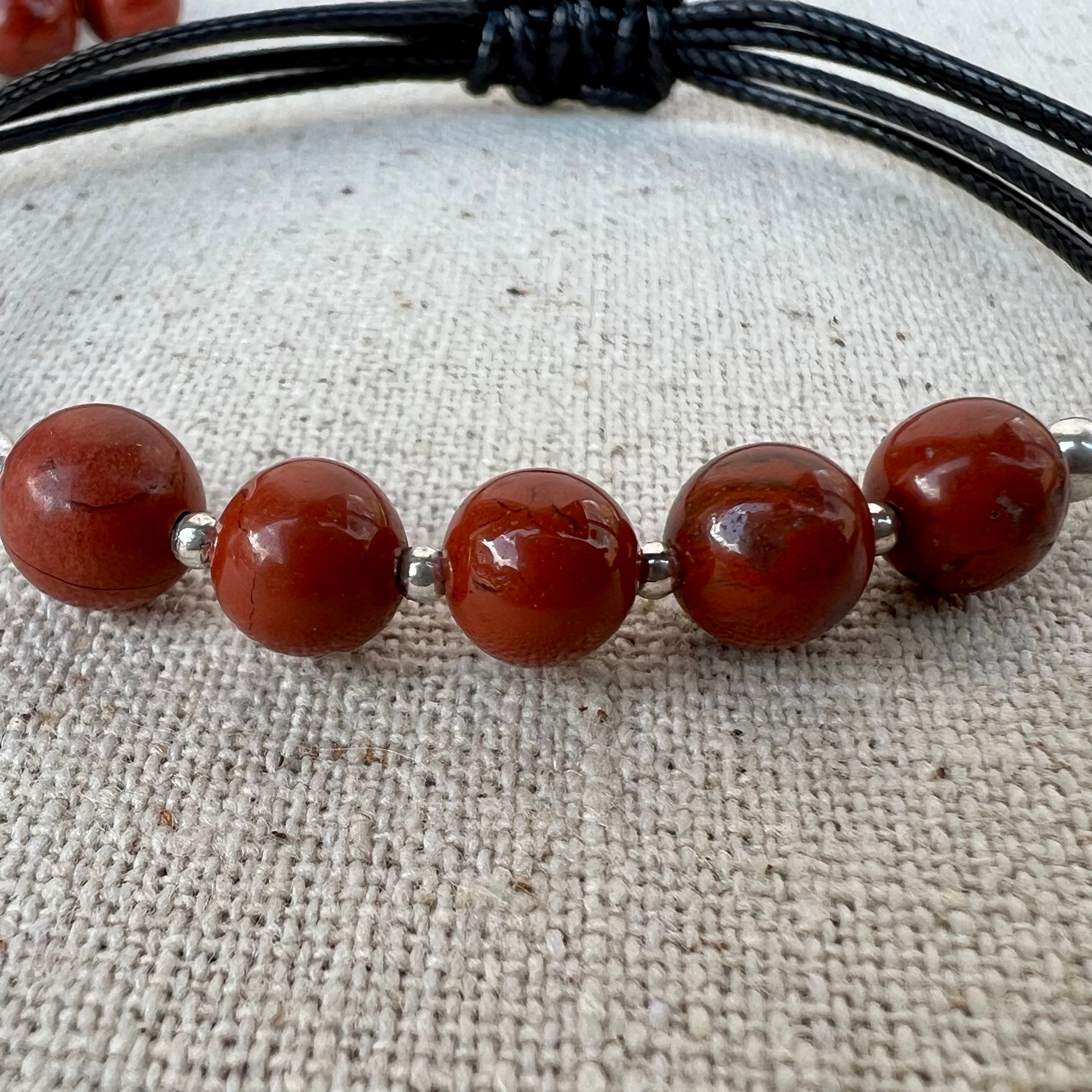 Detalle de las piedras de jaspe rojo