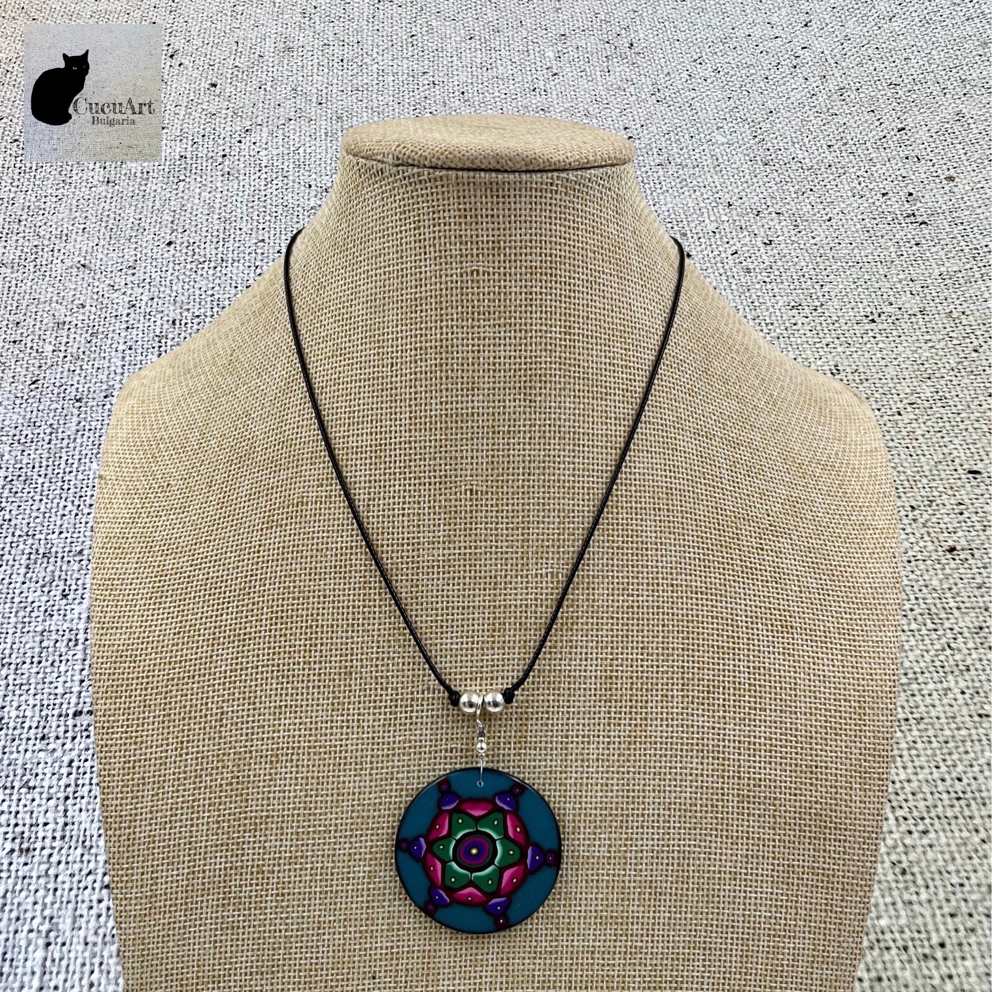 Colgante de arcilla polimérica con cordón hecho a mano. Diseño Exclusivo de CucuArt - CucuArt