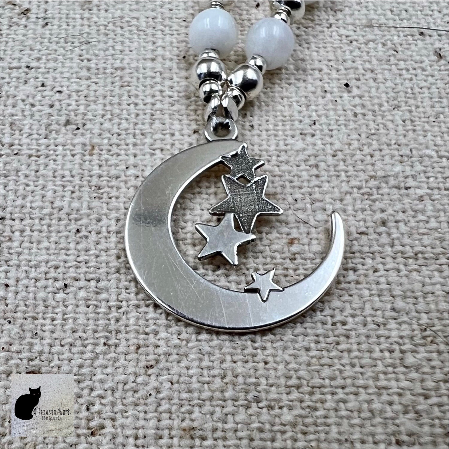 Detalles del colgante luna con estrellas