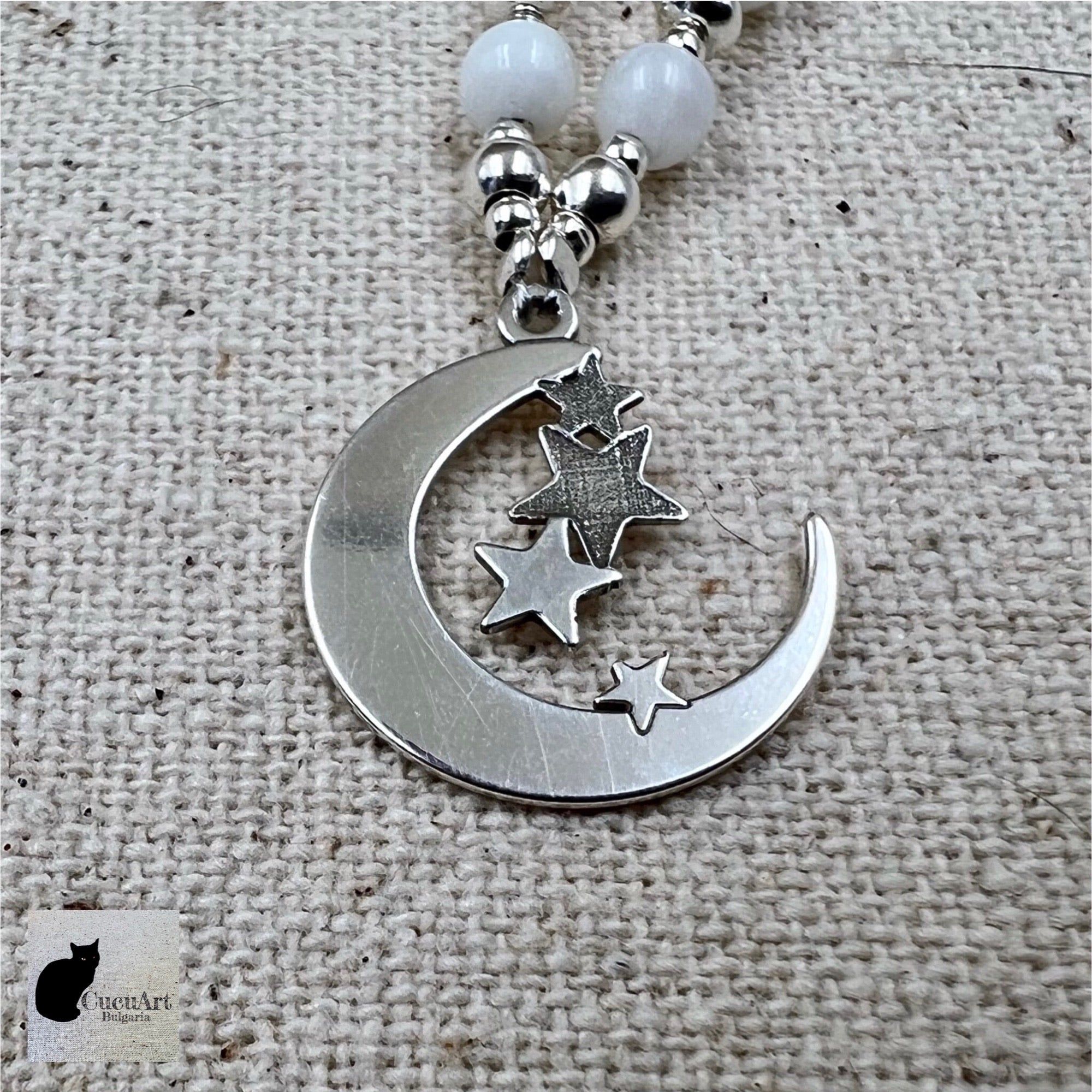 Detalles del colgante luna con estrellas