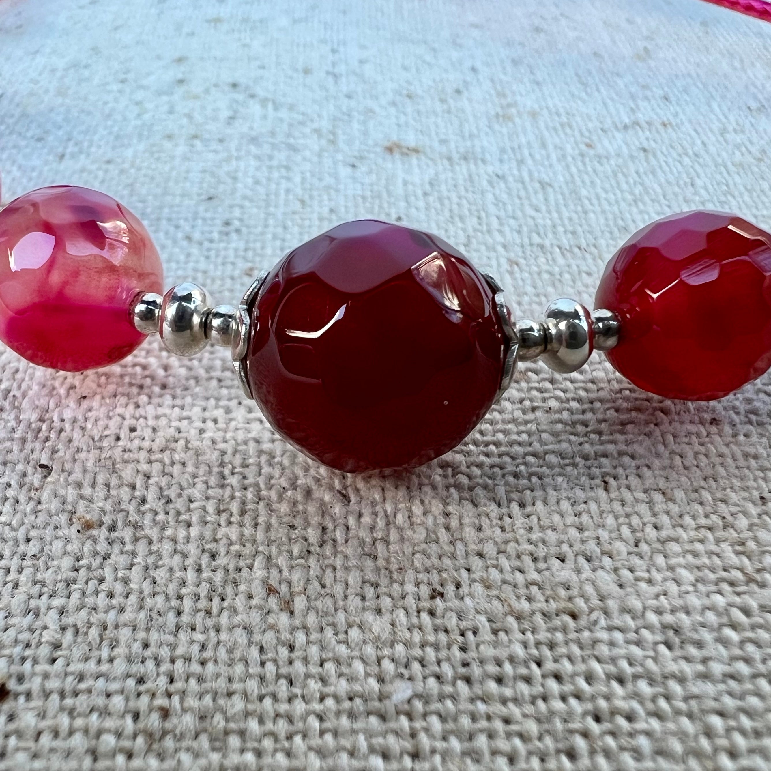 Detalle de las piedras de ágata rosa