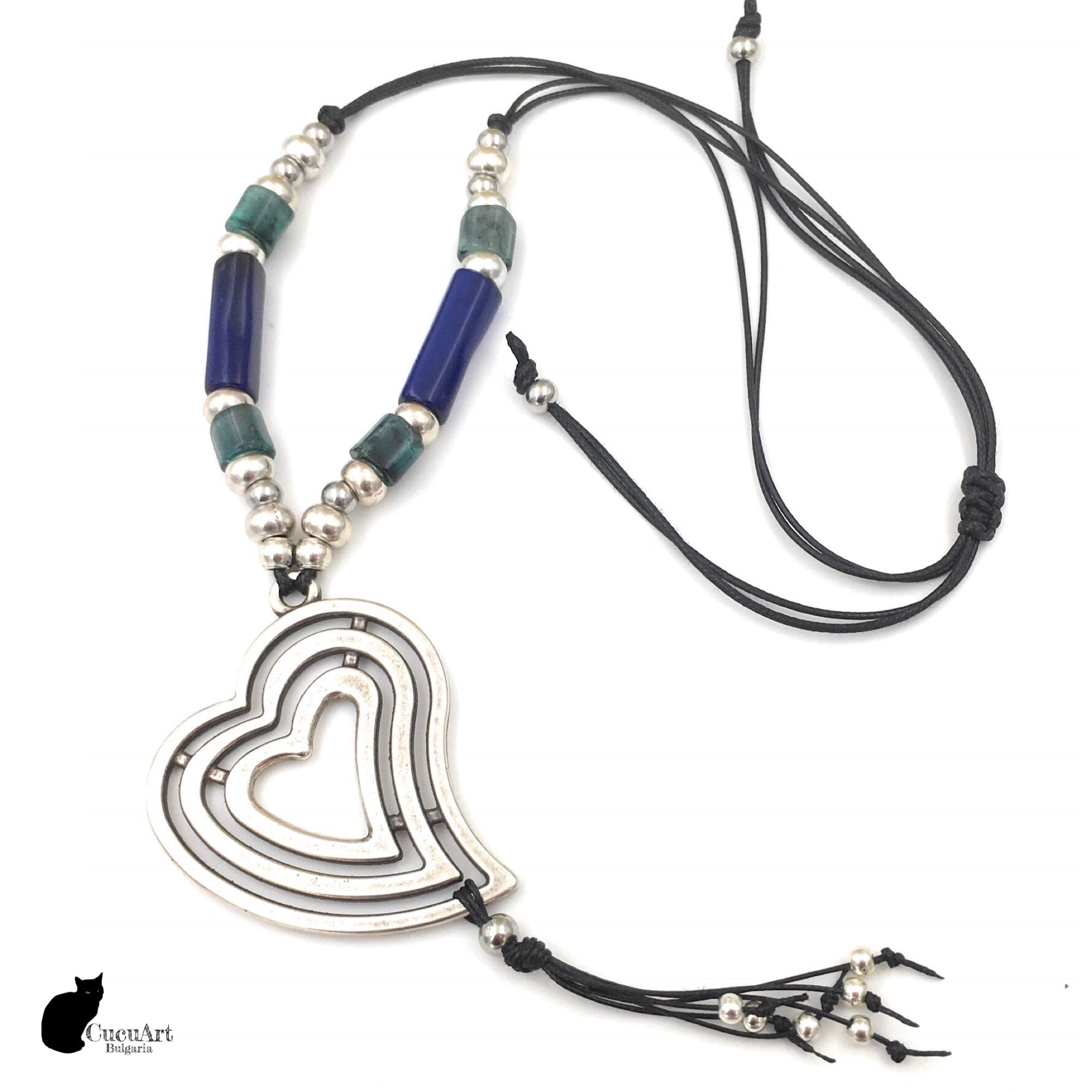 Collar ajustable con corazón de zamak y cuentas de resina. Hecho a mano por CucuArt - CucuArt